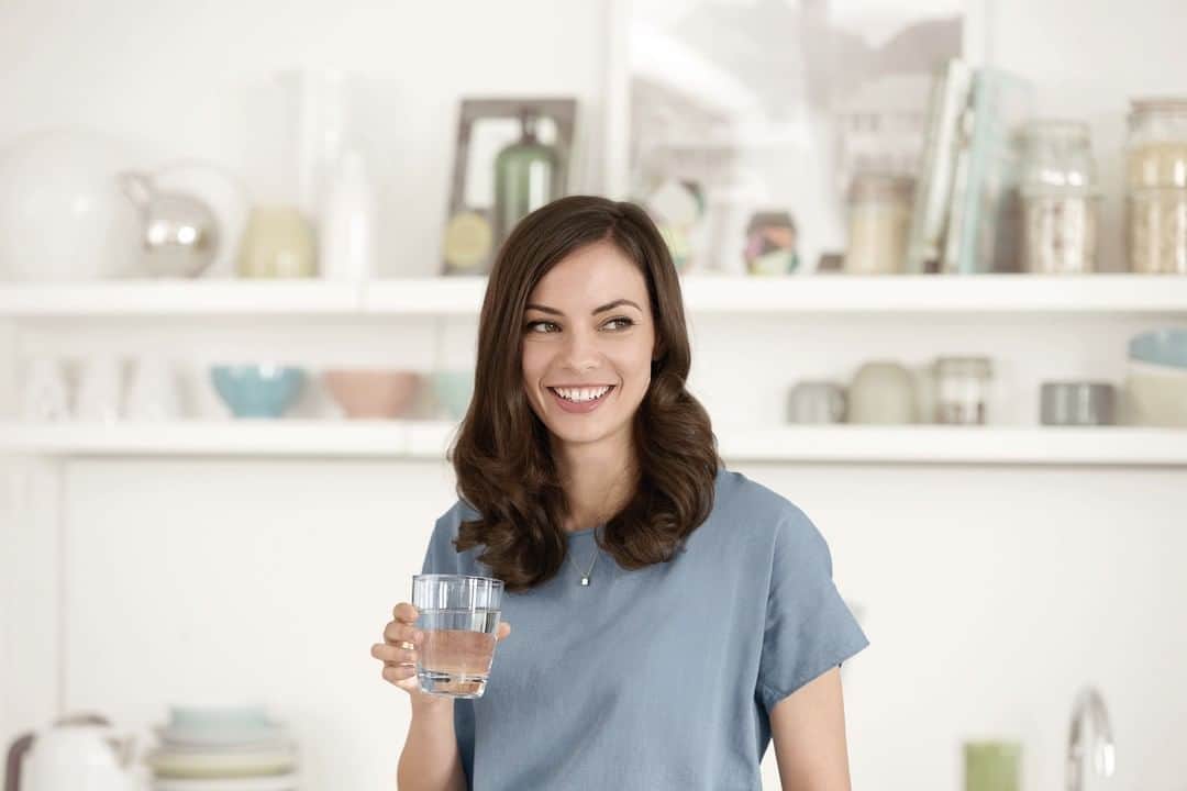 BRITA Japanのインスタグラム：「【水トレで体調を整えよう】 健康で美しい体のために。4週間で体験できる正しく水を飲むトレーニング＝「水トレ」を体験したモニターから、「効果がありました！」という声が寄せられています。 ・便通がよくなった　74％ ・代謝がよくなった　74％ ・肌の潤いがアップした　63％ ・食欲が収まった　55％  上記4項目のうち、 1つでも効果があったと回答した人の割合は90％。 「水トレ」は、体調面、生活面、そして美容面でも効果が表れているようですね。 今回は、体調面での効果について「水トレ」監修の工藤先生の解説でお届けします。 ■「水トレ」で代謝がよくなる！むくみがなくなる！ むくみの最大の原因は、水分不足から脳が汗などを出さず、水分をため込むように指令を出すことにあります。 そこで、「水トレ」で体内の水分量をしっかりキープしましょう。すると、むくみが取れてすっきり。さらに、血流が良くなると新陳代謝が活発になり、細胞が活性化されて免疫機能が高まります。 ■「水トレ」で便秘解消！ 男性よりも女性の方が、のどの渇きを感じにくいと言われており、便秘が女性に多いのもそのため。のどが渇いてからではなく、意識的に水を摂るようにすれば、便通もよくなります。  あなたも「水トレ」を始めてみませんか？ ※誰でもかんたんにできる「水トレ」プログラム、モニターの声を掲載！ https://www.brita.co.jp/%E6%B0%B4%E3%83%88%E3%83%AC#to-BodyCondition」