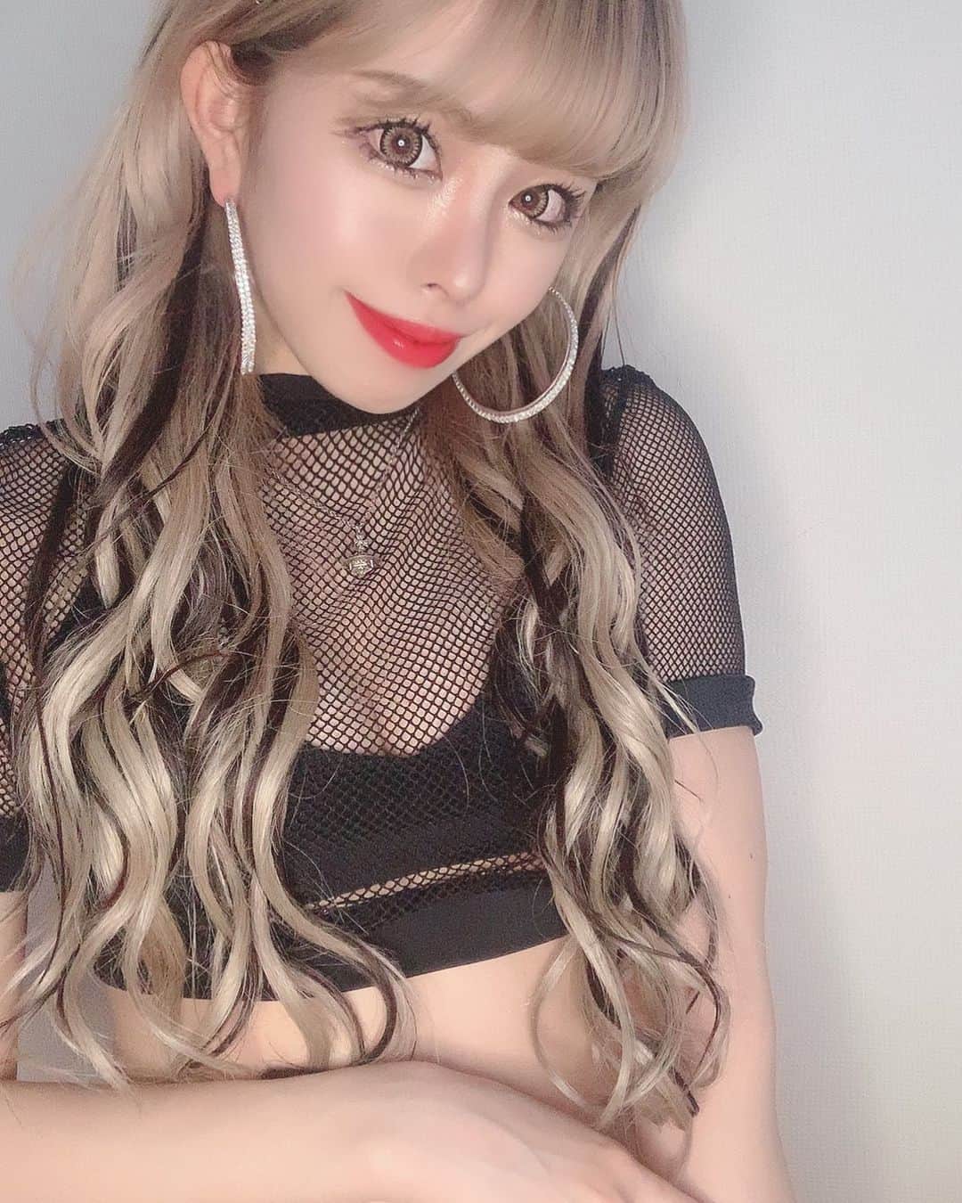 あんじゅのインスタグラム：「♡ ． また明日ね🎖 ． ．  #Burlesque #バーレスク #バーレスク東京 #大阪 #バーレスク大阪 #北新地 #ミナミ #キャバクラ #ホスト #歌舞伎町 #ダンサー #Japanesegirl #自発ください  #ロリ顔 #グラビア  #ガンメッシュ #ギャル #加工厨 #量産型 #太もも #むちむち #低身長女子 #雰囲気詐欺 #雰囲気好きな人いいね #自撮り界隈  #1mmでもいいなと思ったらいいね #被写体  #ギャルメイク #ダンサーファッション #水着コーデ」