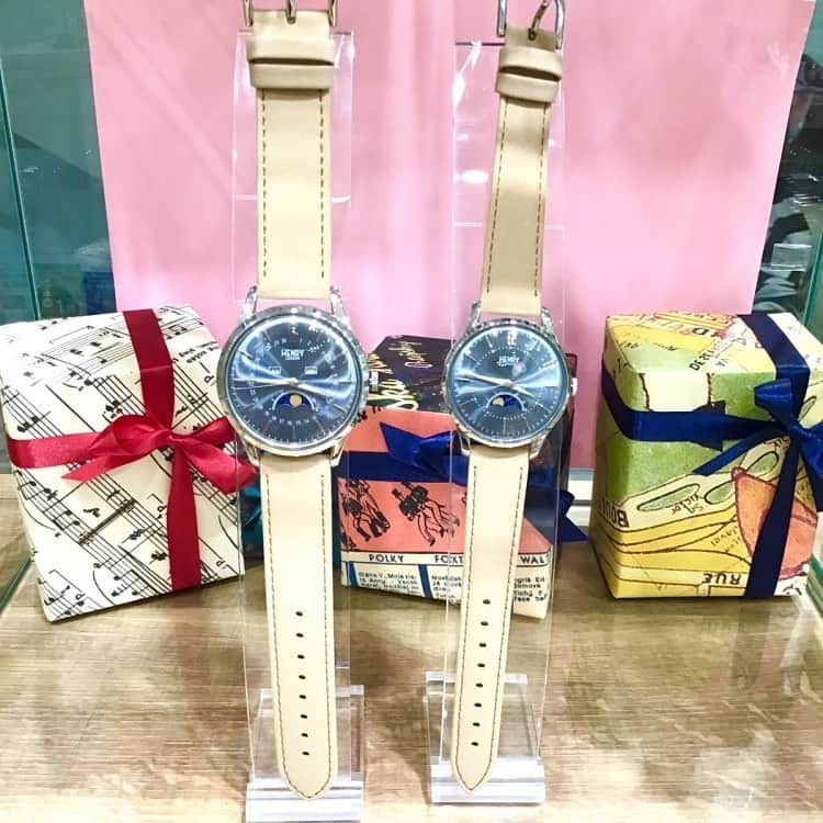 TiCTACさんのインスタグラム写真 - (TiCTACInstagram)「「HENRY LONDON」各¥23,000＋tax 次の満ち欠けがわかるムーンフェイズ表示が付いたロマンチックなペアモデル。TiCTAC別注カラーが入荷しております。 ・ 二人の記念日にお揃いの腕時計を。一緒の時も離れている時も、いつも身に着ける腕時計が二人の時間を繋ぎます。 #henrylondon  #ヘンリーロンドン  #ヘンリーロンドン腕時計 #tictac #watch  #チックタック時計店 #時計 #腕時計 #誕生日プレゼント時計 #記念日プレゼント時計 #クリスマスプレゼント時計 #ムーンフェイズ #月齢表示 #月齢 #henrylondonwatches  #時計店 #クリスマスプレゼント時計 #pairwatch #ペアウォッチ #お揃いの時計 #お揃いの腕時計 #時計クリスマスプレゼント #バレンタインプレゼント時計 #バレンタインプレゼント　#チックタック静岡パルコ店 ・ 【店舗臨時休業のお知らせ】多くの店舗がまだ臨時休業しており、営業を再開した店舗につきましても時間を短縮して営業しております。オンラインストアにつきましては通常通り営業を継続しております。」5月28日 17時08分 - tictac_press