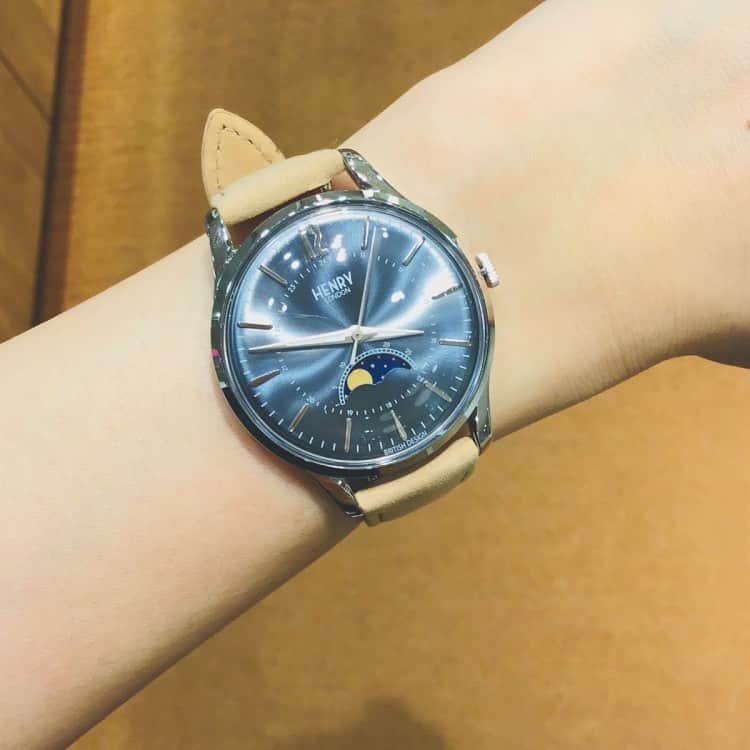 TiCTACさんのインスタグラム写真 - (TiCTACInstagram)「「HENRY LONDON」各¥23,000＋tax 次の満ち欠けがわかるムーンフェイズ表示が付いたロマンチックなペアモデル。TiCTAC別注カラーが入荷しております。 ・ 二人の記念日にお揃いの腕時計を。一緒の時も離れている時も、いつも身に着ける腕時計が二人の時間を繋ぎます。 #henrylondon  #ヘンリーロンドン  #ヘンリーロンドン腕時計 #tictac #watch  #チックタック時計店 #時計 #腕時計 #誕生日プレゼント時計 #記念日プレゼント時計 #クリスマスプレゼント時計 #ムーンフェイズ #月齢表示 #月齢 #henrylondonwatches  #時計店 #クリスマスプレゼント時計 #pairwatch #ペアウォッチ #お揃いの時計 #お揃いの腕時計 #時計クリスマスプレゼント #バレンタインプレゼント時計 #バレンタインプレゼント　#チックタック静岡パルコ店 ・ 【店舗臨時休業のお知らせ】多くの店舗がまだ臨時休業しており、営業を再開した店舗につきましても時間を短縮して営業しております。オンラインストアにつきましては通常通り営業を継続しております。」5月28日 17時08分 - tictac_press