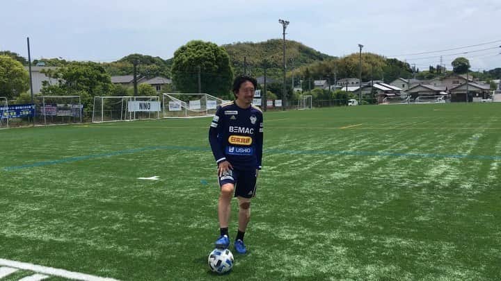 橋本英郎のインスタグラム：「【グランドにてリフティング】 ． 世界一周？ という名のリフティングをやってみました。  両足を順番に使って、最後はヘディング。 正解な順番はわからないけど載せます。  みなさんもやってみて下さい！  #fc今治  #橋本英郎  #リフティング  #世界一周  #順番は正しいか #わからない」