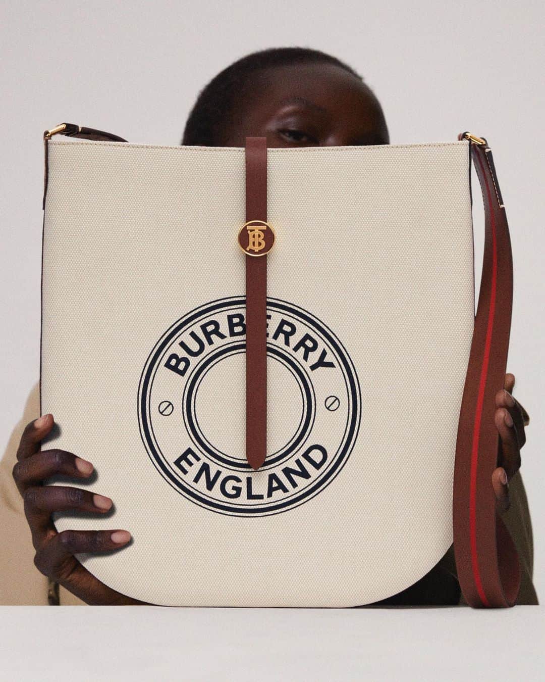 Burberryさんのインスタグラム写真 - (BurberryInstagram)「Saddle up . The curved edge and distinctive leather tab on our Cotton Canvas Anne Bag take their cues from equestrian saddlery. Discover the collection through the link in bio . #Burberry #ThomasBurberryMonogram」5月28日 17時28分 - burberry