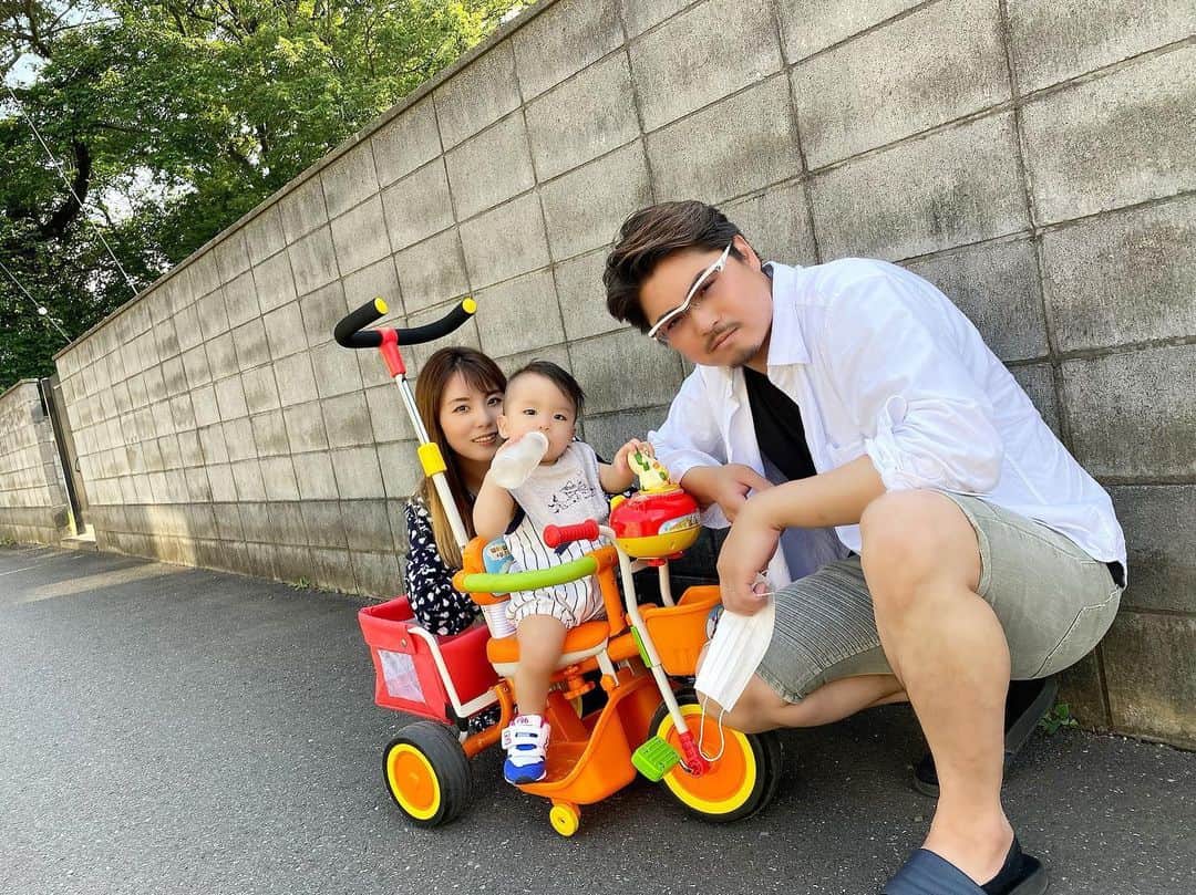 Momoeのインスタグラム：「. . 久しぶりの家族写真🐒💗💗 はじ姉さんが撮ってくれたよ🧸🎈 みよ髪型と哺乳瓶の組み合わせ..笑 . .  #happy #家事 #育児 #family #家族 #boy #smile #男の子 #息子 #code #love #lucky #kids #子供 #thankyou #宝物 #ベビー #fashion #follow #心 #縁 #パパ #ママ #家族写真 #男の子ママ #赤ちゃん写真 #photo #子育て #1歳 #flower」