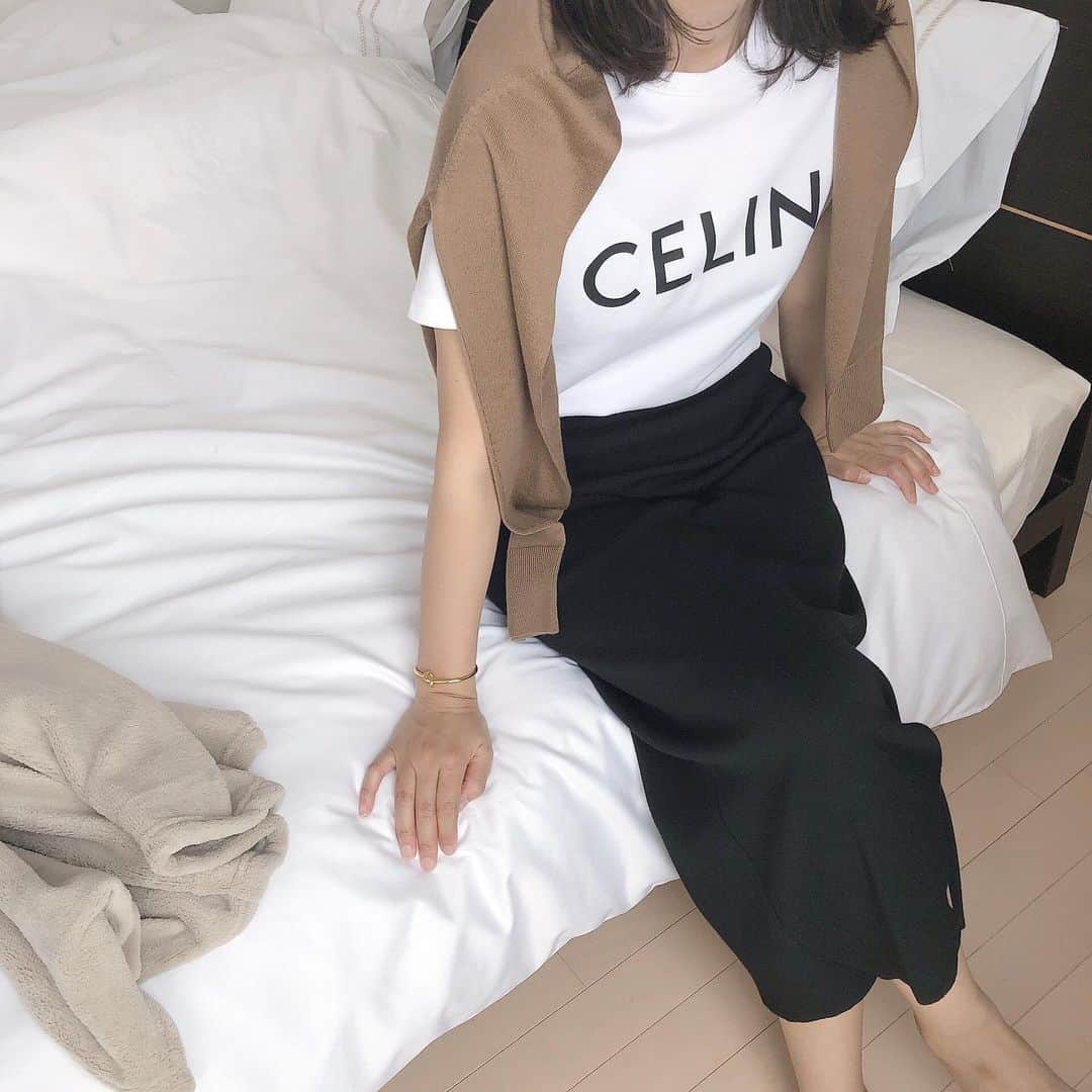 のインスタグラム：「ベッドリネンを白にかえてスッキリ✨ ・ ・ ・ tops #celine skirt #framework  cardigan #uniqlo」
