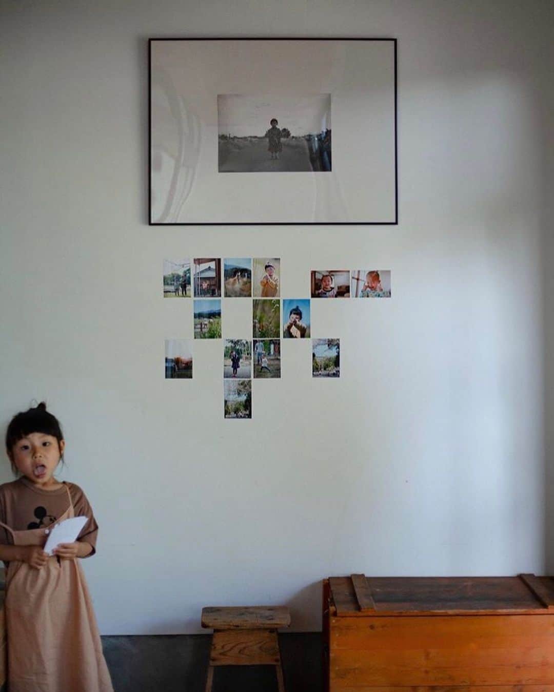 しまうまプリント【公式】フォトブック無料企画開催中さんのインスタグラム写真 - (しまうまプリント【公式】フォトブック無料企画開催中Instagram)「ご家族の思い出でお部屋を彩る ・ ・ 本日ご紹介するのはしまうまアンバサダーの  @andjane__ さまのフォトブックです✨ ・ ・ ご家族のお写真を お部屋の壁に飾っていただいているようです📷 ・ 日常の何気ないお写真に ご家族へのたっぷりの愛情を感じます🦓💕 ・ これからどんなお写真が増えていくのか 想像するのも楽しみですね😊 ・ ・ しまうまプリントの写真プリントは 1枚6円∼のオリジナルプリント、 高品質のFUJICOLOR高級プリント、 プロが手作業で色味を最適に補正する プロ仕上げ高級プリントの3種類のご用意があります✨ ・ 用途に合わせて使い分けてみてくださいね🦓 ・ ・  @andjane__ さま 素敵なご投稿ありがとうございました！ ・ ・ ・ #しまうまプリント #しまうまフォトブック #フォトブック #写真プリント #写真印刷 #フォト #写真 #カメラ #撮影 #インテリア #家族 #家族フォト#ネットプリント #子育てグラム #育児日記 #キッズフォト#育児記録 #育児 #子育て Repost from @andjane__ with ・・・ しまうまの写真プリントで、いつもしているのが、FUJICOLOR高級プリントのLサイズ。1枚10円。  写真を写真で撮っても、あまり伝わらないのでもどかしいけれど、とてもクリアで綺麗。  娘が写真を一枚一枚見ながら、かわいい？かわいい？と、いちいち聞いてくる。  かわいいに決まってる。  かわいいから撮ってるし、かわいいからこれからも撮るのだよ。  ほんとに？嘘じゃない？  と聞いてくる。  嘘じゃないに決まってる。  #しまうまプリント #しまうま！アンバサダー」5月28日 17時35分 - shimaumaprint