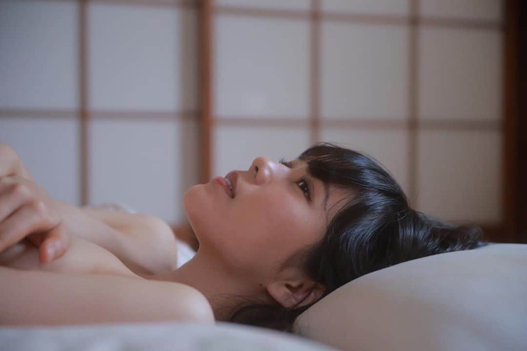 のインスタグラム：「. . . . やっぱりベットがいいよー . . . . . . . . . . . . . .  #撮影会モデル #撮影会#フリーモデル#asianmodel #japanesemodel #asianbeauty #japanesebeauty #グラビア#グラビアアイドル #asianlady #japaneselady #被写体#被写体希望 #モデル募集 #팔로우#소통#일본#데일리록#멋스타그램#훈녀#오늘의흔녀#흑발#롱헤어#ootd #igersjp #lin_stagrammer #instagramjapan#japaneseroom#sleepingbeauty #sleepinglady」