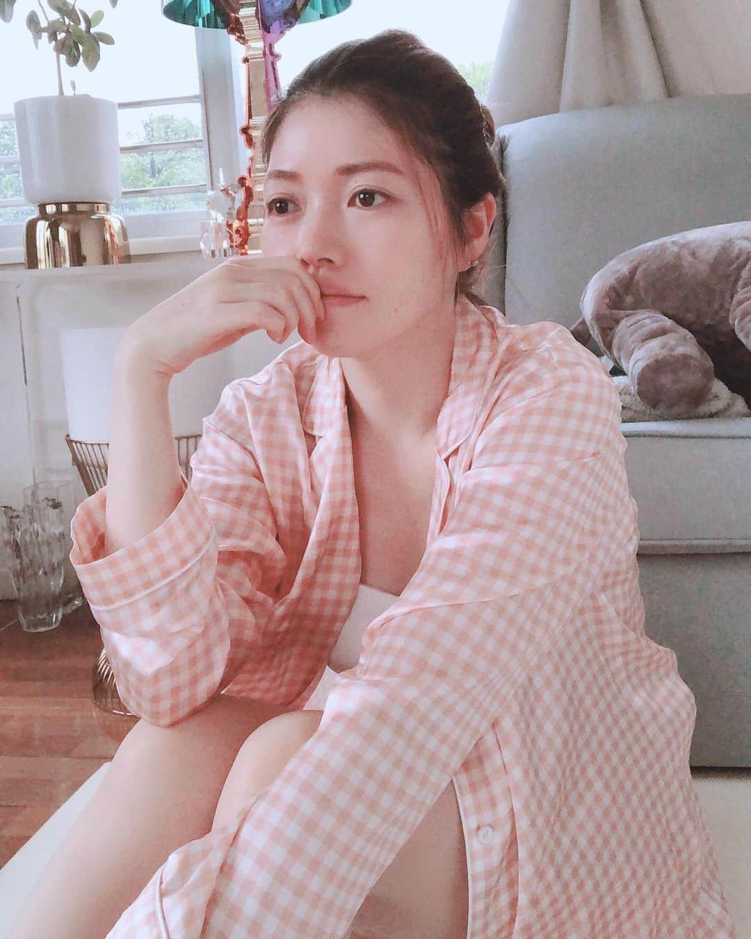 山脇道子のインスタグラム：「半袖を着るには少し早いけど 蒸し暑い日が続くこの時期に ぴったりなシルクのパジャマ 今シーズンはギンガムチェックをつくりました😋💭 するんと気持ち良くて とってもオススメです🙆🏼‍♀️ @privspoonsclub #PrivSpoonsClub  #シルクパジャマ」