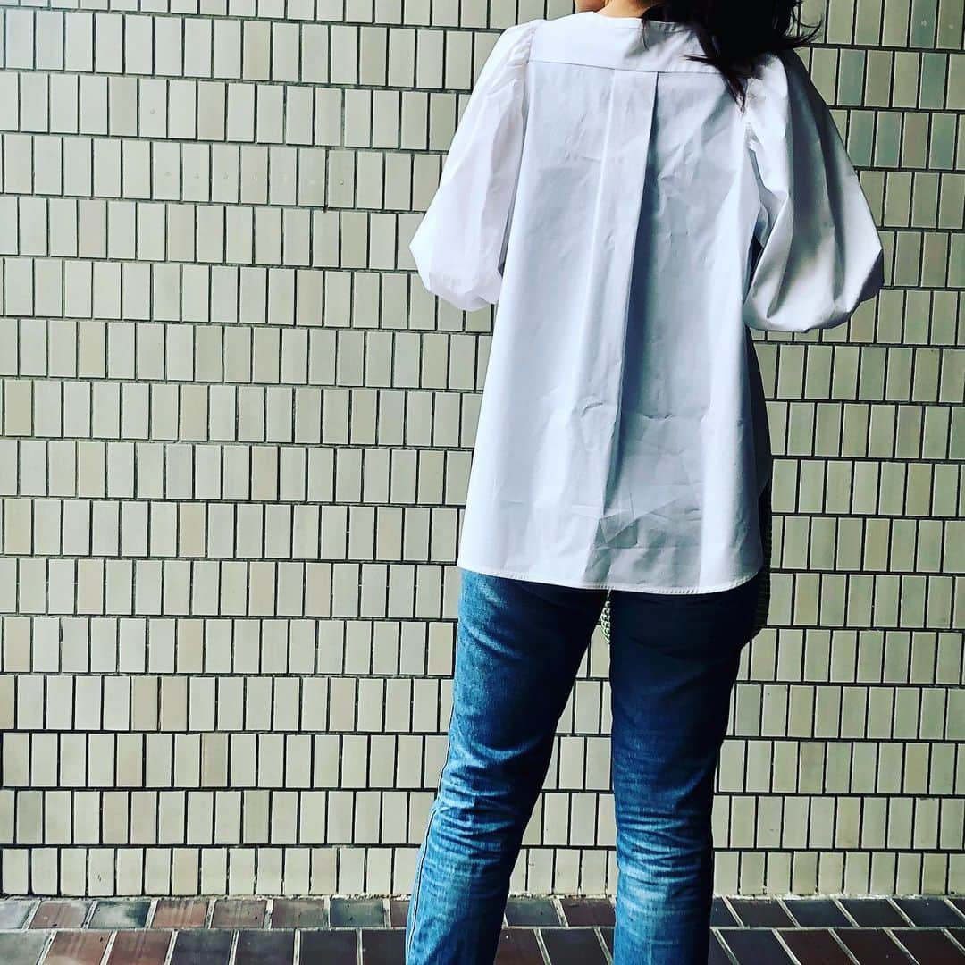 momokoさんのインスタグラム写真 - (momokoInstagram)「フリッカ×VERYSTOREのコラボ、半袖バルーンブラウスの再販分がようやく入荷しました😍✨！！手前味噌ですが、秋冬の長袖に続き半袖バージョンも本当に可愛くオススメです😊👍 VERY6.7合併号の誌面では物撮影のみの掲載だったため、着用イメージを見たいとのコメントを複数いただいたので着画を色々と撮ってみました🙇‍♀️。（モデルさんではなく私で恐縮ですが、、💦） . 今回は裾をアウトしてもバランス良く着られてかつお尻はしっかり隠してくれる後ろ長めのデザインに。 . 写真5枚目のように横から見た時もふんわりして可愛いです🥰。 袖口はきつくない程度にゴムが入っていて、お袖がポワンとする感じがなんとも素敵✨。色は白と黒に加え爽やかなライトブルーの三色です。 . トレンドのバルーン袖ブラウス、半袖タイプってありそうでないので宜しければ是非ご覧になってみてください☺️🙏 #身長163cm #フリッカ  #flicka  #verystore  #very別注　#veryコラボ  #バルーン袖  #バルーン袖ブラウス」5月28日 23時07分 - momoko_tsukamomo