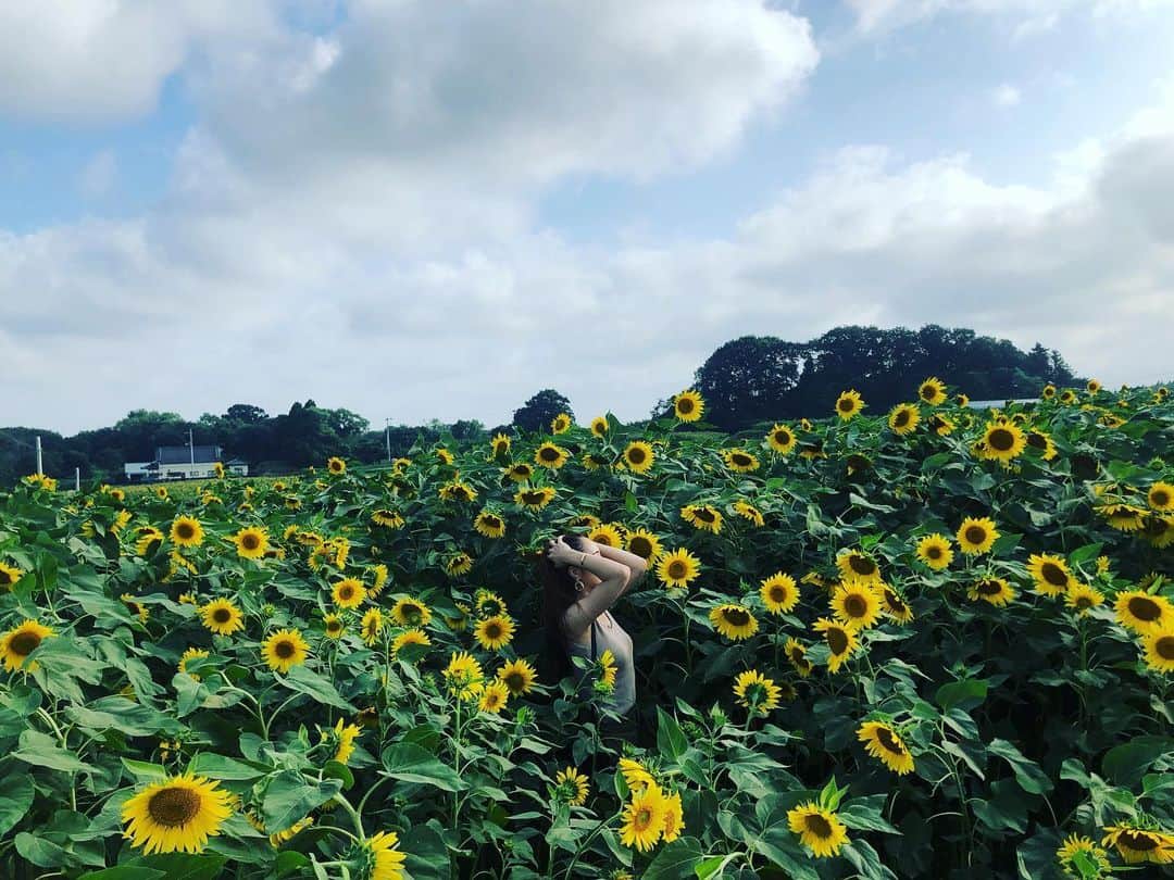 及川真珠のインスタグラム：「ご報告🤗 . 私事ですが結婚致しました🙇‍♀️ 旦那さんはとても優しくて 毎日毎日転げるくらい 笑わせてくれるような 素敵な人です☺️✨ . お腹には新しい命も授かり 安定期に入りました🤰💕 . これからお母さんとしても 一生懸命頑張っていこうと 思っています☺️✨ . コロナも徐々に落ち着いてきましたが まだまだ油断できない状況ですし みんな外に出れなかったり それぞれのいろんなストレスが ありますよね😖 . 私もずーーーっとお家に缶詰なので ベランダから叫びたくなったりしますが(笑) 頑張りましょう😭✨！ . 早く、気兼ねなく楽しい日々が 送れますように。 #写真は去年の写真です#太陽いっぱい浴びたい#元気に生まれてきてね」