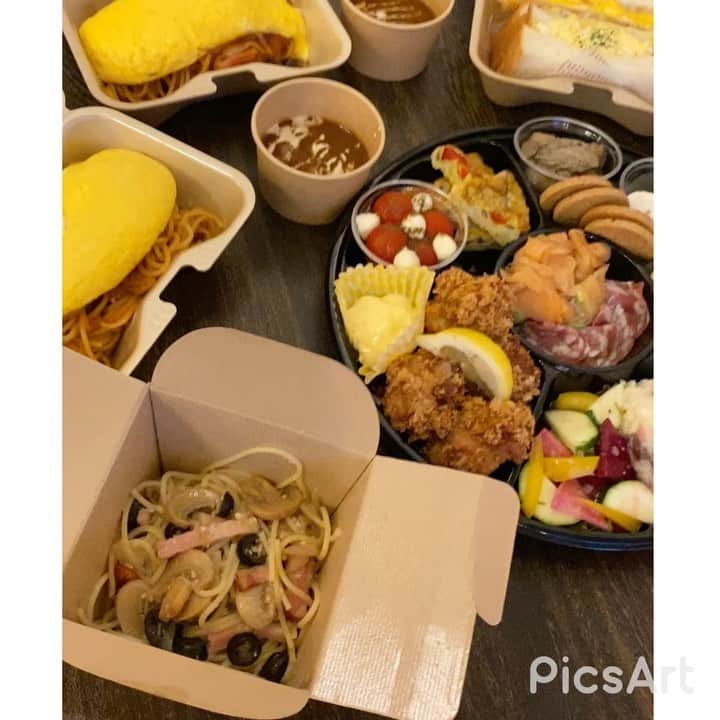 のインスタグラム：「ꕥ.𝕔𝕙𝕚𝕓𝕒 𝕘𝕠𝕦𝕣𝕞𝕖𝕥🥘 FISH&WINE UMIラボ🍣🍷 @umilabo.chibaten 千葉の飲食店応援⸜(๑⃙⃘'ᵕ'๑⃙⃘)⸝⋆︎* テイクアウトできる飲食店をご紹介♡♡♡ . お夕飯に今回オーダーしたのは ༶ UMIラボ10種オードブル盛り合わせ4名分 ペペロンチーノ付き🍝 ༶ UMIラボオムニタン ビーフシチューソース ༶たまご&タマゴカツサンド . オードブル盛り合わせの内容は ༓カキフライ ༓マスカルポーネ ༓牡蠣のオリーブオイル漬け ༓フリッタータ ༓カプレーゼ ༓唐揚げ ༓野菜のカルパッチョ ༓燻製のポテトサラダ ༓サーモンとアボカドのタルタル ༓サラミ 盛り沢山です♡ . ワインといっしょにいただきまーす♪ 燻製のポテトサラダは 中にいぶりがっこが入ってるの。 スモーキーなの大好き🤤 唐揚げも美味しかったなぁ♡ ビーフシチューをかけて食べるオムニタンは たまごぷるんぷるん🥚♡ 子供達はサーモンとアボカドのタルタルが 好みだったみたい🥑🍣 たまご&たまごカツサンドも パンふわふわ♡食べ応え満点！ 千葉の方はぜひテイクアウトしてみてね❣️ 海鮮メニューも美味しそうだったし 今度はお店でも食事したい😋 . お店の場所は 千葉の登戸2丁目の交差点にある 駐車場と結婚式場の間の道に入って （モノレール伝う感じ。） 右手の駐車場を越えたら右へ入るとすぐ。 ちょうどお店の青いの （店舗テントっていうのかな？）が見えます。 イートインも営業しているようなので 営業時間などは 直接問い合わせてみてくださいね◡̈ HP見たらめちゃくちゃお得なキャンペーンも やってるみたいです。 ※こちらの店舗も 千葉市中央区内は宅配もしているようです💡 . . . #食べよう千葉市 #UMIラボ千葉店 #テイクアウト #千葉テイクアウト #テイクアウトグルメ #千葉グルメ #千葉ランチ #千葉ディナー #pr #コラボベース#コロナフードアクション  #千葉駅 #ワイン好きな人と繋がりたい #ワイン好き #retrip_tokyo #千葉カフェ #retrip_gourmet  #グルメな人と繋がりたい #食べるの好きな人と繋がりたい #genic_mag #mineby3mootd #kurashiru #locari #mery #4meee #4yuuu #tokyogc #ルトロン #ビール女子 #ワインに合う」