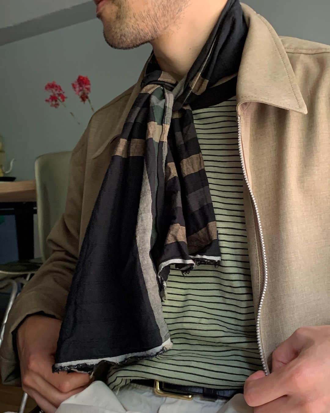 UOMOさんのインスタグラム写真 - (UOMOInstagram)「【40歳男子の「きょう何着てた？」／#46／マキエのストール／安武俊宏さん（BEAMS プレス）】 たとえ誰にも会わなくても、おしゃれにだけは手を抜かない。そんな服好きたちの日々の着こなしを、リモートスナップ！ーー  ブルゾン：ビームス ライツ Tシャツ：ビームス ライツ パンツ：ベルナール ザンス ストール：マキエ ニットキャップ：キジマタカユキ  在宅ワーク時の体温調整、この時期意外と難しくて…短いマキエのストールを巻いてみました。PC作業をしていても邪魔にならず、寒くなったら首に巻けばよし。TVミーティングではちょっとシャレて見えるので、手を抜いた時にオススメです。そろそろ、在宅ワークもマンネリ化してくる頃。そんな時は、飲み物を入れるカップで気分を変えるのも一つの手です。この日はアスティエ・ド・ヴィラットのものを。お気に入りのものだと気分が上がります。ちなみに前回はヒースセラミックスのマグカップでした。  #BEAMSLIGHTS　 #BERNARDZINS　 #MAKIE　 #KIJIMATAKAYUKI  #AstierdeVillatte　 #ビームスライツ　 #ベルナールザンス　 #マキエ　 #キジマタカユキ　 #アスティエドヴィラット　 #mensfashion  #stayhome  #おうち時間  #在宅勤務  #リモートワーク  #在宅UOMO  #安武俊宏」5月28日 17時55分 - uomo_magazine