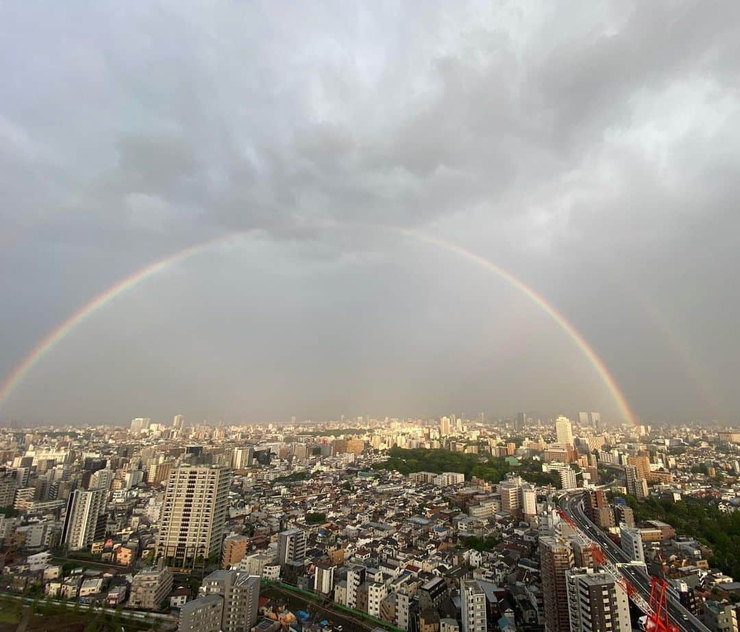 佐藤弘道さんのインスタグラム写真 - (佐藤弘道Instagram)「雨があがったよ〜♪ お日様が出てきたよ〜♪ 青い空の向こうには〜虹が〜かかったよぉ〜♪ #よく見ると二重の虹 #綺麗な虹 #おさむお兄さん  #にじのむこうに  #佐藤弘道」5月28日 17時59分 - satouhiromichi023