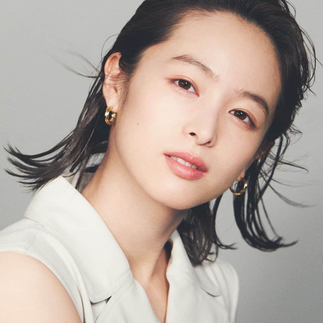 マキアージュのインスタグラム：「・⠀ 試してみて！⠀ パウダリーの常識が変わるフィット感。⠀ ⠀ #ムース生まれのパウダリー は⠀ 毛穴も色ムラもしっかりカバーするのに、⠀ ふんわり軽い仕上がりで⠀ まるで“キレイな素肌”が続く。⠀ ⠀ -⠀ #ドラマティックパウダリーUV⠀ -⠀」