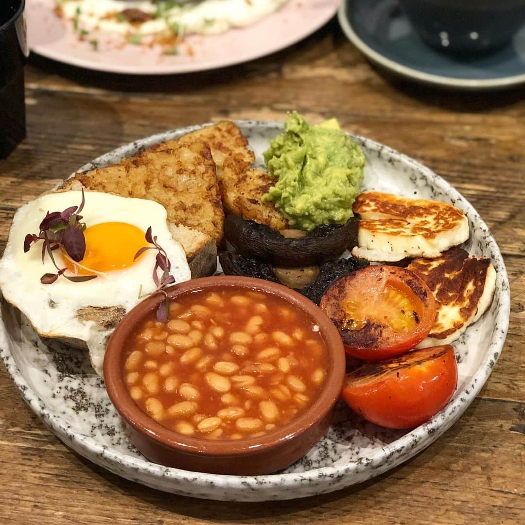 Eat With Steph & Coのインスタグラム：「@halfcup_  brunch goals - always prefer having the veggie option for my full English’s ... missing cafe times🤤 #halloumi 🥰 📷: @mchan4b  #toplindonrestaurants」