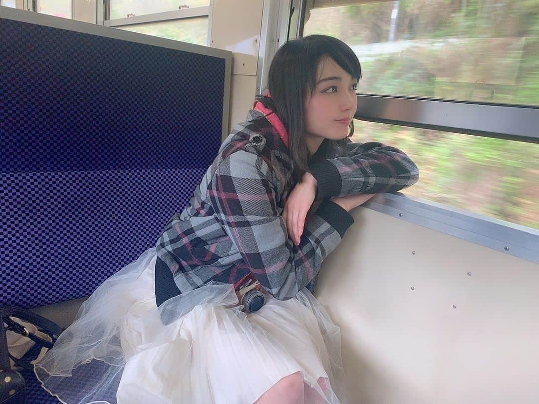 伊藤桃さんのインスタグラム写真 - (伊藤桃Instagram)「【#肥薩線 】#肥薩線の旅´`* 今回は自分の写真多め。笑 大好きな#キハ40 の乗車写真·····あと、何度乗ることが出来るのかなって😢 ゆっくりとかみ締めながらのっていたのでした。 🚞 2.3.4枚目: いさぶろうしんぺいを降り、吉松駅からは#キハ40系 に乗り換えです♡ 5枚目: わたし。笑 次の目的地は、2駅先の大隅横川駅。 わずか19分の短い旅ですが····· 春のそよ風を感じつつごとごとと。 🚞 6枚目: 遠くには山々が····· 7枚目: お隣、栗野駅まではのどかな盆地がつづきます。 8枚目: 栗野駅は桜並木がとても綺麗でした🌸 実はこの日の昼ごはんはまだ。 この写真にちらりとうつっているのだけど、駅前にはコーヒーやさんが。 名水の湧き水で有名な栗野、そのコーヒーがのめる·····だった気がする。笑 今調べたらご飯やさんたくさんあったので降りればよかったー！ 9枚目: そして、お隣駅。 大隅横川駅にとーちゃく！(❁´ω`❁) というわけで、明日は大隅横川駅レポ♡ 10枚目: おまけのわたし。笑 ＊ ✂︎--------㋖㋷㋣㋷線---------✂︎ 人吉駅10:09-11:21真幸駅12:00-12:46大畑駅13:35-14:33吉松駅14:36-(いまここ🚃💨)14:55大隅横川駅16:09-16:25嘉例川駅 ＊ ✂ーーーーーーーーーーーーーーーーーーーーーーーーーーーーーー✂ 5/31 15:00~16:30に木村裕子さんとオンライン鉄道トークショーを行います！ お申し込みはこちらから→ http://bookandbeer.com/event/20200531a/ 2人で選んだ自粛中鉄道ニュース、おうちで楽しめるお取り寄せグッズや、自粛後どこにいきたいかとか、 視聴者のコメントから条件を作って即席妄想2人旅行程などたのしそうううすぎます！ 見てくださった方とのクロストークタイムもたっぷりです。 木村裕子さんのお話もとても楽しくて今から楽しみ♡ 宜しくお願いします！」5月28日 18時10分 - itomomo_tetsu
