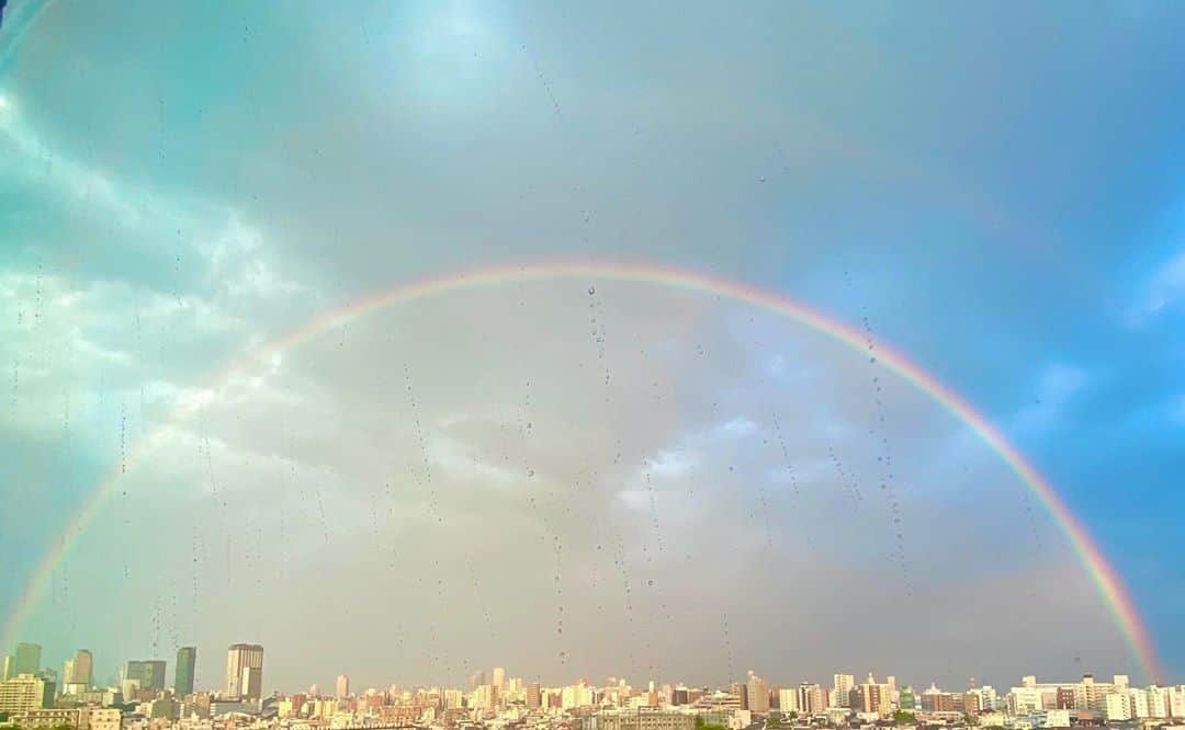 SHOCK EYEさんのインスタグラム写真 - (SHOCK EYEInstagram)「ほんの数分前、、 雨上がり、、 すごい虹が見えた🌈 東京でこんな綺麗な虹は初めて。 てか、人生で初かも✨ はあ、、綺麗だった。 良いことあるかな^_^ 皆にもお裾分け。 #虹 #ダブルレインボー #rainbow #doublerainbow」5月28日 18時16分 - shockeye_official