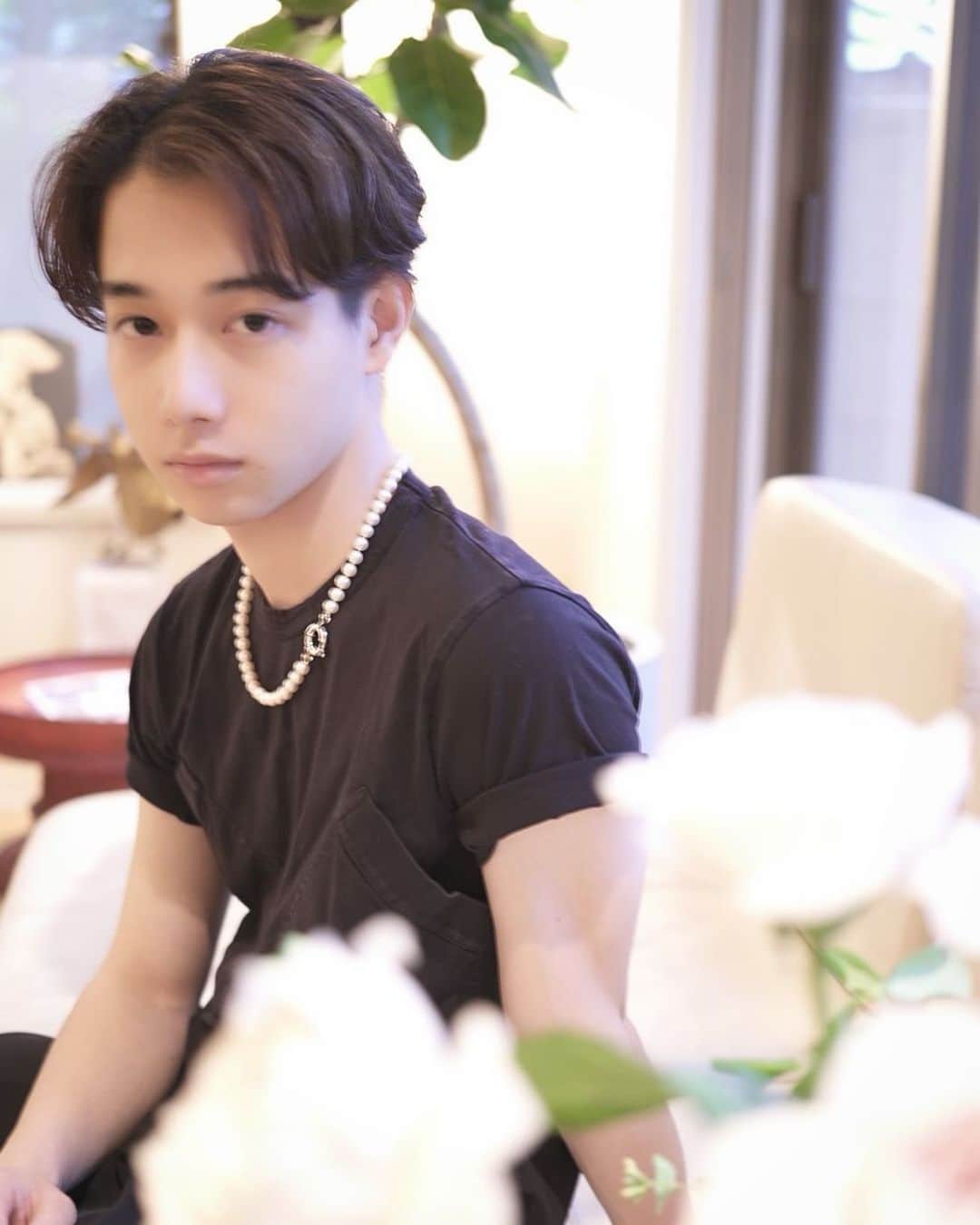 片岡千之助のインスタグラム：「新たな概念として 男性がパールを身につけることで ファッションの新たな可能性の開拓。 そして人として表現の幅が広がることを 信じています。」