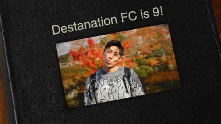 デスモンド・タンのインスタグラム：「Yes, @destanationfc is 9! Thank you for taking time to create this lovely video. So much memories! What a journey we've shared! 哎哟，怎么不疼你们呀! 最近在整理房间时，看到一箱箱你们这九年给我的卡片，信，照片，小礼物等。看着旧照片还有你们当时写的信，让我勾起了好多回忆。我从中看到我这几年的成长过程，也看到你们一直以来的支持。感谢，感恩! 💙」