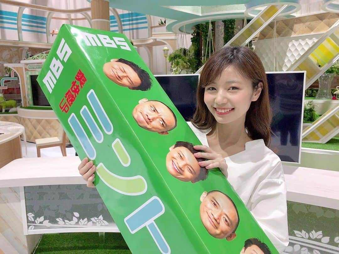 杉浦みずきのインスタグラム：「. 今週の放送で、ミント！リポーター卒業しました！🌸 番組スタートから約1年間、たくさんの現場にいき、たくさんの方々に取材させて頂きました。 小さい頃から観ていた、ちちんぷいぷいの後の時間に、新しく情報番組がスタートするというだけで、いち視聴者として驚きだったのですが、その番組に関わらせて頂けるなんて、夢にも思いませんでした。 暖かくて大好きなミントの現場。 離れるのは本当に寂しいですが😭 もっと成長して、また違う形でも、この番組にいつか関われたらなあと願っています。 観てくださっていたみなさん、ありがとうございました！ ・ ・ #ミント！ #mbs #毎日放送 #🌱」