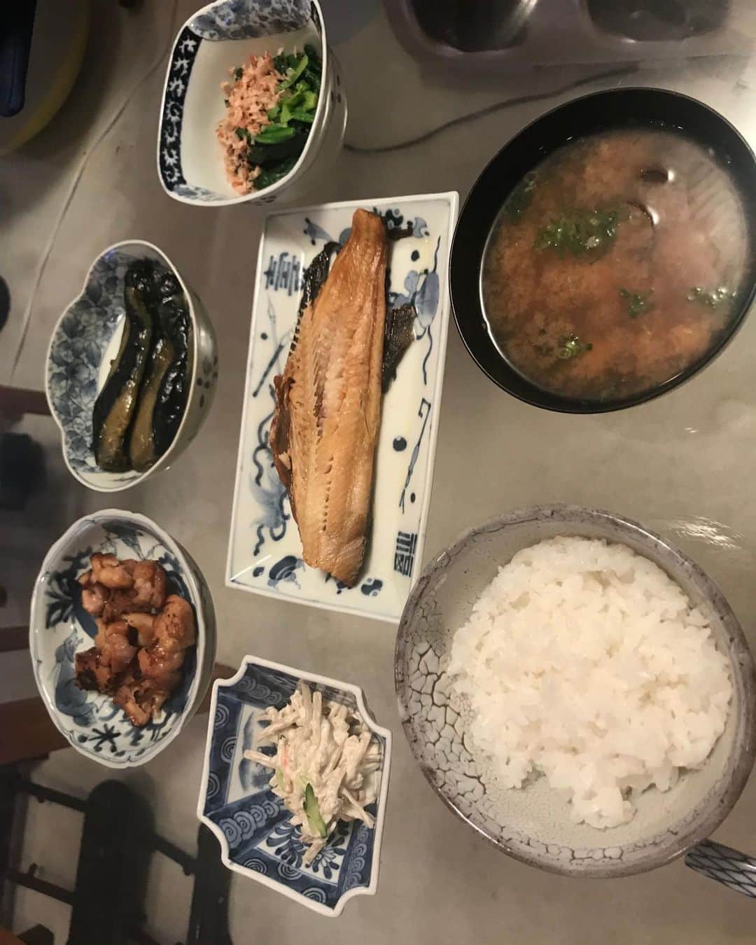 和田アキ子さんのインスタグラム写真 - (和田アキ子Instagram)「今日は、家事休みの予定だったけど💦💦 やっぱり、私も食べるからねぇ。「酒のつまみ」😅 今日は和食です❗️ まずはほうれん草のおひたし。 昨日の残りのマヨネーズ和えにきゅうり足して。 ナスの煮浸し 魚の干物、 書くのが大変❗️💦😅 皆んなよくやるね⁉️ 自粛解除になったからおもてで食べたいねぇ✨と、言っても明日の夕飯はナスとピーマンの味噌炒め😅ま、頑張るわ✨❗️👍😊🤗#ako50th #おうちごはん #今月いっぱい #頑張ります」5月28日 18時27分 - ako50th