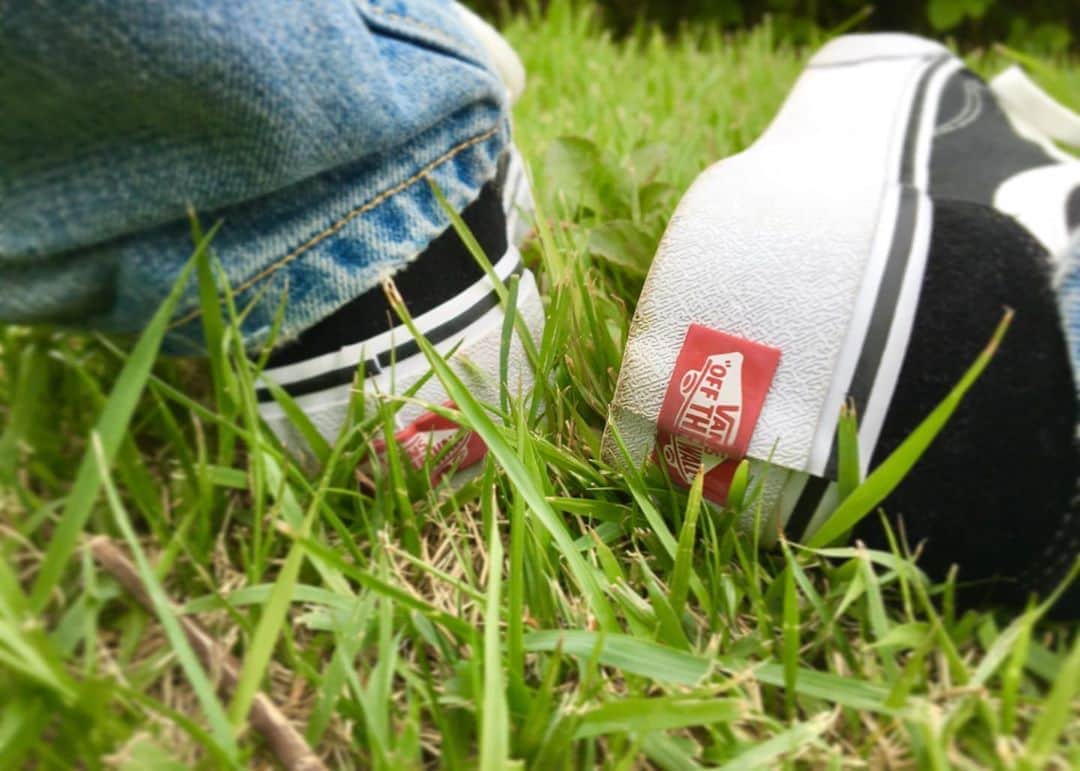 伴都美子さんのインスタグラム写真 - (伴都美子Instagram)「✔️﻿ ﻿ 芝生に寝っ転がる。﻿ ﻿ 好きなことの一つです。﻿ ﻿ ﻿  #深呼吸  #日光浴 #vans」5月28日 18時30分 - van._doasinfinity