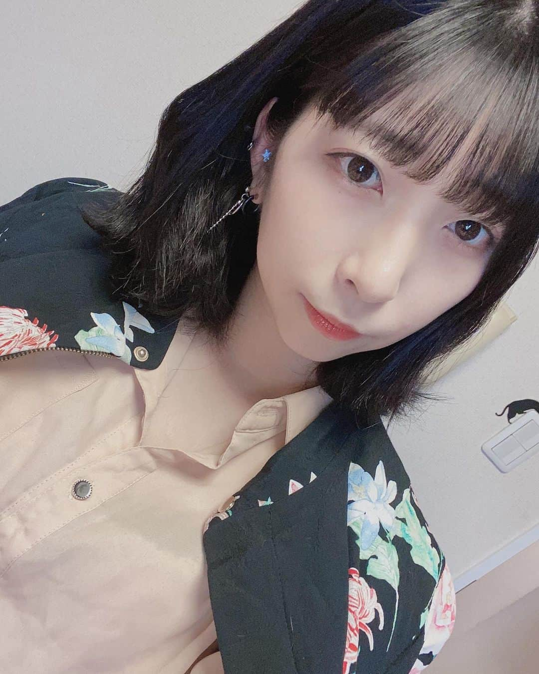 佐藤梨菜さんのインスタグラム写真 - (佐藤梨菜Instagram)「髪の毛かるく巻いた日です。  #FEAM #idol #ヘアスタイル #いいね #コメント #待ってる #좋아요 #좋아요환영 #팔로우미 #머리스타그램 #셀카 #셀카샷」5月28日 18時31分 - _ri7_s2