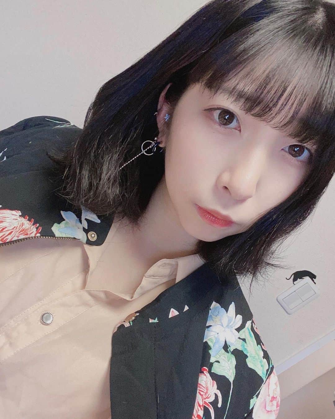 佐藤梨菜のインスタグラム：「髪の毛かるく巻いた日です。  #FEAM #idol #ヘアスタイル #いいね #コメント #待ってる #좋아요 #좋아요환영 #팔로우미 #머리스타그램 #셀카 #셀카샷」