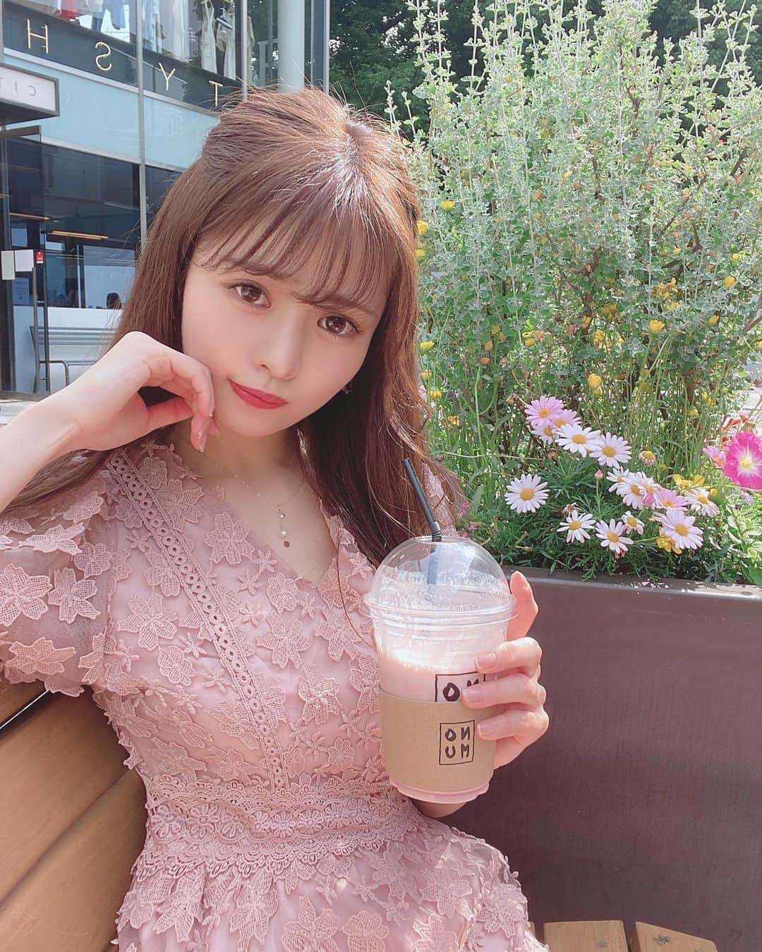 Isakoさんのインスタグラム写真 - (IsakoInstagram)「まぶしい☀️🥺 本日のスムージー休憩の図🍹笑 この写真素な感じ🥰 . 久しぶりにニコライのスムージー飲みました💫 やっぱり美味しい〜🥺 . . お知らせが遅くなりましたが第二段のネットフリマは 今夜22時にストーリーにURLを載せます💕 . 是非見に来てください😊 . . ワンピース @marieebouquetde 👗 . . . . #ニコライバーグマン#ニコライバーグマンカフェ#スムージー#日向ぼっこ#休憩#表参道カフェ#ハーフアップ#レースワンピース#刺繍ワンピース#ニコニコ#スマイル#smoothie#smoothies」5月28日 18時34分 - ichaaako