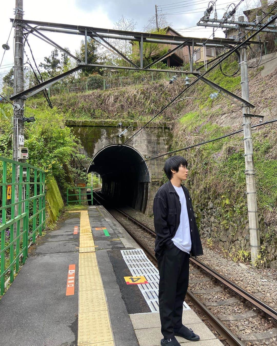 竹原聖一郎のインスタグラム：「奥多摩の方の無人駅。 #photography #写真 #ブラックコーデ #丸メガネ #fashion #自然 #無人駅 #奥多摩 #likeforlikes #l4l」