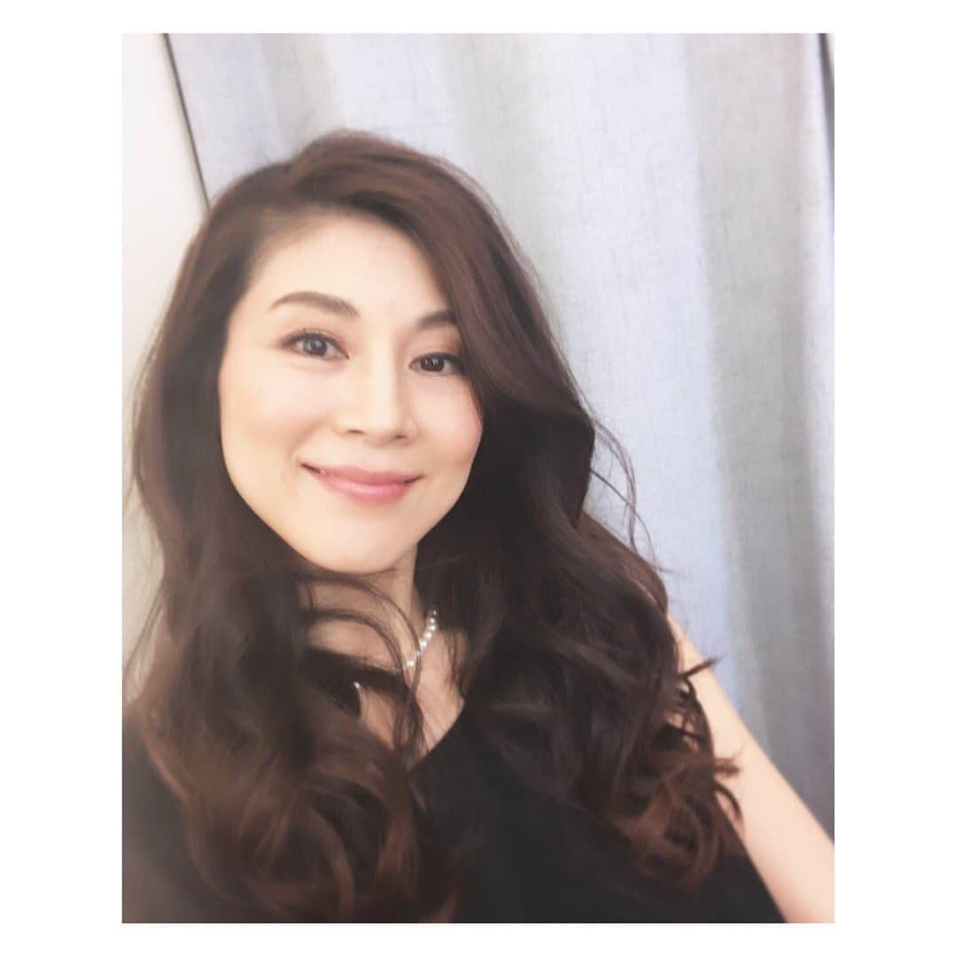 MIHOのインスタグラム：「最近はどこかにロケにいくと、 お土産にご飯のお供やらお菓子やらを買い込んで帰るのがクセになりました、笑  いやっほーぅ  Dreams in the 27bag.  #27allen﻿ #jewelry ﻿ #accessory ﻿ #tokyo ﻿ #japan﻿ #madeinjapan﻿ #27 has a meaning﻿ #ideal﻿ #intuition﻿ #hunch﻿ #ヴァンセットアレン ﻿ #ジュエリー﻿ #アクセサリー ﻿ #27 という ﻿ #数字 は ﻿ #理想 や ﻿ #直感 を表します ﻿ #撮影﻿ #ロケ﻿ #みほ﻿ #モデル #shooting﻿ #model #miho #よい一日 #待ち時間も落ち着いてないらしい隠し撮り、笑」