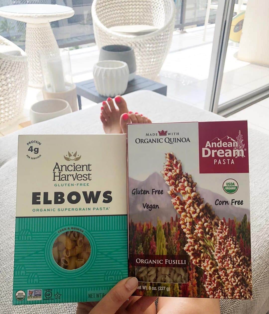 鮎河ナオミのインスタグラム：「@hawaii_tv_official 🌺 ハワイでも大人気のスーパー「Whole Foods」をご紹介しています！  写真は私がホールフーズで買うお勧めの食品です〜😊 . . １枚目の写真は、グルテンフリーのパスタ。とくに写真右側のキヌアのパスタは普通の小麦粉のパスタと変わらない味でとっても美味しです！  ２枚目の写真は、番組でもご初回した「Noosa」のヨーグルト🤍濃厚で満足度高いヨーグルトです🥄  3枚目の写真は、ハワイのお友達が美味しいと教えてくれた「Envy」(ヤキモチ)というブランドのりんごです。食べてる人にヤキモチやいちゃうほど美味しいという意味がブランド名に込められているそうです。  ４枚目の写真はハワイ産のアヴォカド🥑メキシコ産と比べるとサイズがかなり大きくて、味はとってもクリーミー😋  Hawaii TVの番組の中では、お土産にお勧めなものベスト10もご紹介しているので是非チェックしてみてね❣️ 早くコロナが落ち着いて、安心して自由に旅行を楽しめる日がきますように🙏 . #hawaii #hawaiitv #wholefoods #youtube #ハワイ #ハワイ好きな人と繋がりたい」