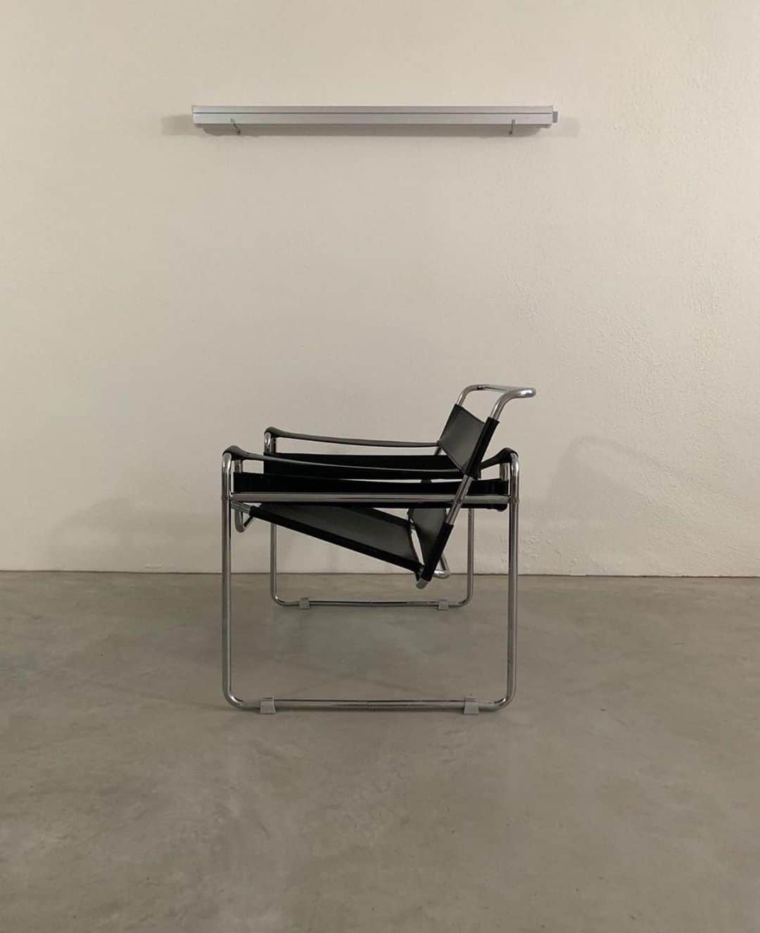 エレオノーラ・カリシのインスタグラム：「S E X Y •  Marcel Breuer Wassily」