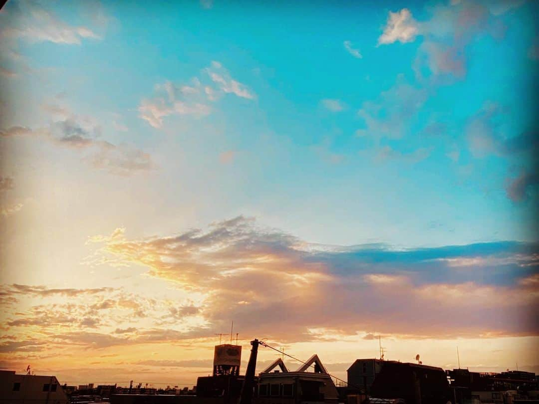 JILLさんのインスタグラム写真 - (JILLInstagram)「夕立ち後の空〜💕 あら、ちょっとドラゴンかファルコンっぽい雲。世界の守護神ならいいな🙏 #personz #personz見えるラジオ #youtubepersonzチャンネル #thebesttour #personznet #personz  #jillpersonz @jillpersonz」5月28日 18時43分 - jillpersonz