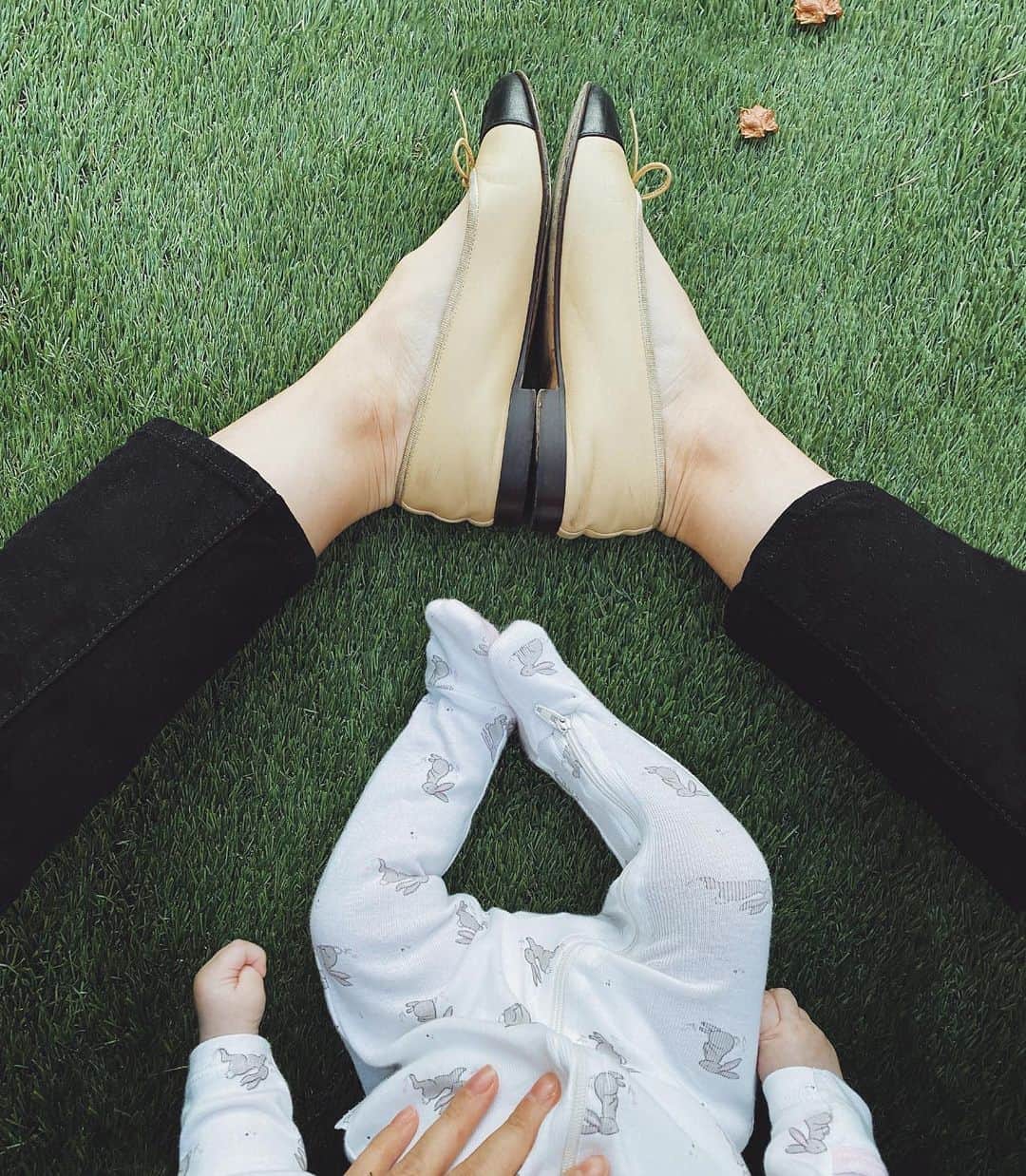 のインスタグラム：「Your Little Hands, Your Little Feet, And Your Precious Little Heart I’ll Always Keep 🌸 . - Short Poem by Mummy for Dahlia Amélie 💖」