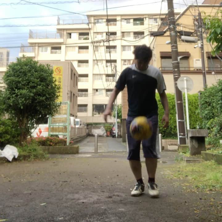 狩野大のインスタグラム：「毎日リフティング24日目  #毎日リフティング #リフティング #レッグオーバー #まじで難しい #昨日とあんま変わらない #練習してて #ミラージュより腹立つ #回数なんだろうなぁ #見ていてくれ兼近P」