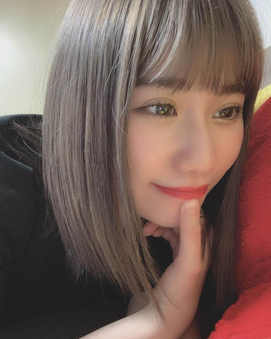 石田優美さんのインスタグラム写真 - (石田優美Instagram)「﻿ ﻿ ﻿ ﻿ 髪の毛明るくなりました👩﻿ ﻿ これからどんどん抜けていくから﻿ 明るくなっていくよ〜👩‍🦳﻿ ﻿ ﻿ めっちゃ綺麗に色入れて頂けました ﻿ #髪の毛  #髪色  #ホワイトグレージュ」5月28日 18時45分 - yu_mi_1012