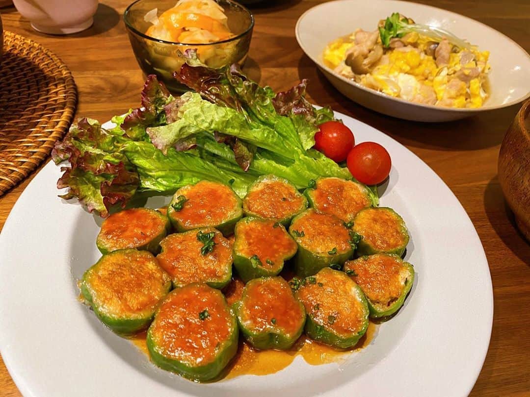 近藤千尋のインスタグラム：「今日のごはん🍚❤️ 十愛のピーマンデビュー💕 ピーマン食べてくれた瞬間 感動して泣きそうになった😭 でも2つ目からは中身だけしか食べませんでした。←現実😂」