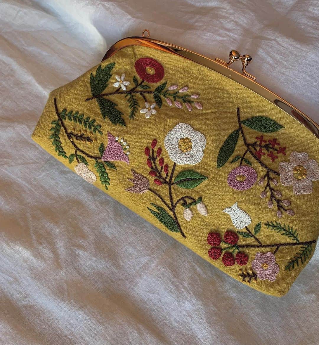 五島百花さんのインスタグラム写真 - (五島百花Instagram)「・ 前にスターダストWEBの「おうち時間」動画で紹介した、刺繍のポーチが出来上がりました🌻 世界に一つだけのポーチ！ これ持って早くお出かけしたいなあ ・ ・ #刺繍 #世界に一つだけ の #ポーチ #刺繍とがま口 #お気に入り」5月28日 18時49分 - momokagoshima