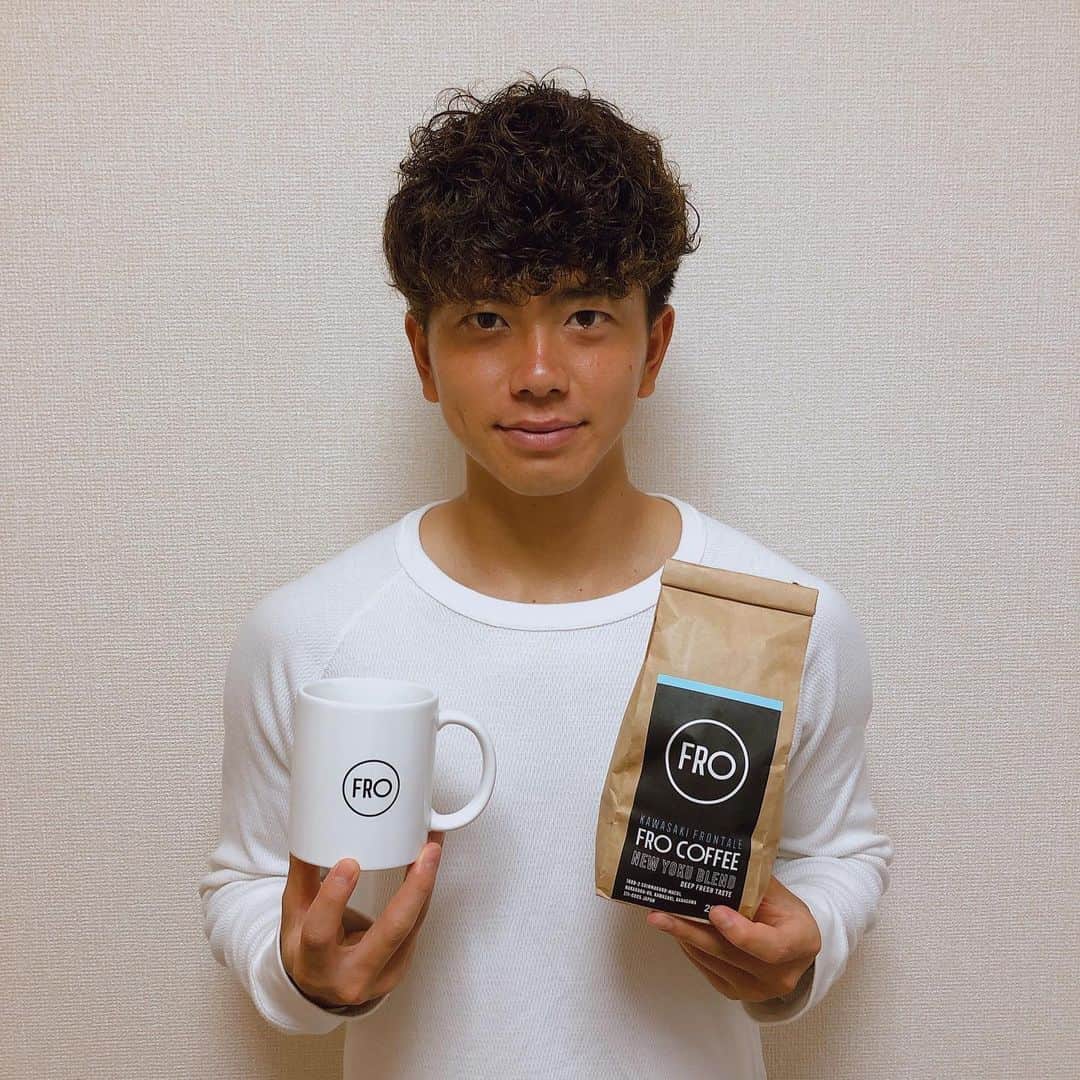 長谷川竜也のインスタグラム：「新しくオープンしたクラブ公式カフェで、オリジナルブレンドコーヒーが発売されました！ 僕もいただいて飲んでみたんですが、とても飲みやすくて美味しかったです！ 最近はカフェラテにして飲んでいます！  マグカップもワンポイントで可愛いので、セットで使っています😊皆様も是非！！ ＜参考＞ https://www.frontale.co.jp/info/2020/0518_2.html」