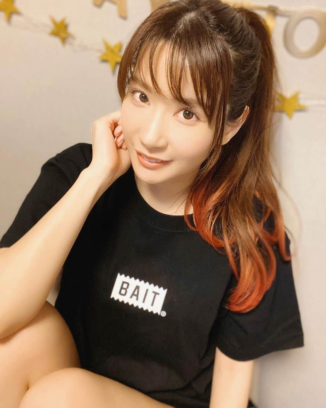 中川杏奈さんのインスタグラム写真 - (中川杏奈Instagram)「2ヵ月ぶりの生放送*\(^o^)/* 渋谷クロスFM「おーたPの部屋」 第4週「ソーシャルインパクト」 ご意見番でおなじみ @jir.nobujiro さんも参加✨✨ 緊急事態宣言で4月5月と再放送をお届けしていましたが解除を受けてこの度生放送再開できました*\(^o^)/* 今日のゲストはカルフォルニア初のセレクトショップで、昨年リニューアルして話題になった渋谷パルコなどにもお店を持つ「BAIT」のスーパーバイザー田山恭平さん☺️👏 BAITはストリートブランドのセレクト商品だけではなく、誰もが知ってるアニメなどとのコラボ商品(アパレルやフィギア)も多数あり大人気のお店です🏝 #トランスフォーマー #アトム #エヴァンゲリオン #ガンダム #キティちゃん #パックマン #スヌーピー #マーベル #ビギー (ラッパーさん) などなど… 私が着てるのはBAITオリジナルTシャツ✨ ロゴも凝ってて可愛い🥰 アニメといってもおしゃれでかっこいいデザインばかりでこれはアニメ好きじゃなくても着たくなります！ 久しぶりにお洋服の話をしたら、買い物に行きたくてうずうずしてきました🥺 渋谷パルコは6/1から再開です✨ またオンラインや公式アプリでも購入可能✨ 人気商品などは新入荷してもすぐ売り切れてしまうこともあるようすが、アプリのプッシュ通知をONにしておけば新商品やお得な情報をいち早くゲットできるようです(*^^*)！ オンラインのお買い物も楽しいけどお店の方と話しながら試着する買い物も久しぶりにしたくなりました🥺 田山さんは物腰が柔らかく話しやすいのでお店の商品やアドバイスなど聞きやすそうです_φ(･_･ ✍️ 通常渋谷パルコ店で接客もされてるそうなので是非行ってみて下さい😻 私もラジオの帰りに行ってみよう❣️ : #BAIT #セレクトショップ #渋谷parco #大阪ミナミ  #コラボ商品 #コラボアイテム  #禰豆子カラー  ーーーーーーーーーー ■放送局：『渋谷クロスFM』 ■番組名：『おーたPの部屋』 ■放送時間：毎週木曜日14:00〜14:50[生放送/見学可] ■視聴URL :  http://shibuyacrossfm.jp/ [全国から視聴可] ■番組概要：shibuyacrossfm.jp/program/tur/14.php ■FM視聴：88.5MHz[渋谷区内] ■後援：ドローン操縦士協会 https://d-pa.or.jp/ ーーーーーーーーーー #渋谷クロスFM #おーたPの部屋 #ラジオ　#渋谷 #田山恭平 #中川杏奈 #太田勝己 #おーたP #吉野次郎 #Shibuyacrossfm #model #Shibuya #Tokyo #裾カラーレッド : ♡現在渋谷クロスFMでは新型コロナウイルス感染防止のためスタジオ観覧を休止しています😢 残念ですが、再開決まり次第報告するのでまたその時見に来てくれたら嬉しいです(*^^*)💓 ⚠︎それから関係者の皆様、髪の毛の先が赤くてびっくりしている方もいますが、1週間以内に落ちますのでご安心下さいm(__)m」5月28日 19時04分 - annanakagawa0228