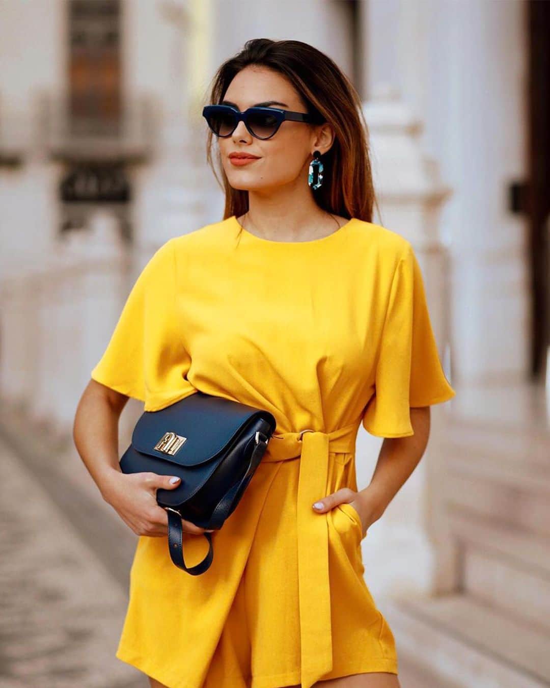 フルラのインスタグラム：「Time to shine in the city. @ineescosta finds her bright style with the Furla 1927.  #thefurlasociety #furlafeeling #newcollection #furla #accessories #fashion」