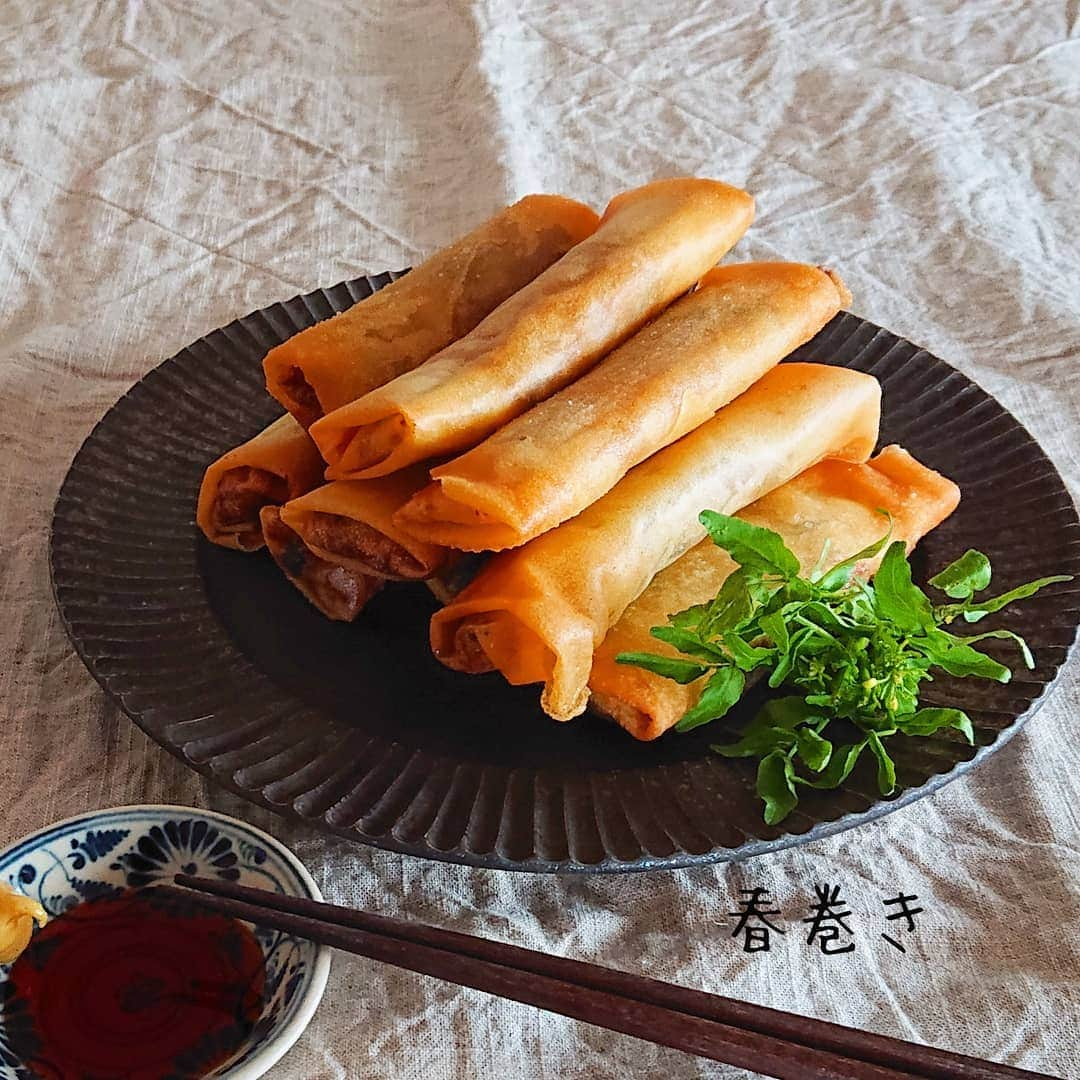 藤森夕子さんのインスタグラム写真 - (藤森夕子Instagram)「今日は春巻き♡ 息子がお友達の手作り春巻きインスタを見て、「美味しそう！食べたい～!!」っとリクエストで作りました(^^)中身は私が作って、巻くのは、ほぼ息子。途中でセブンのクレープ巻き！とか色々独自の巻き方していていた😂#春巻き #息子ごはん記録 #息子ごはん #休校中の夜ごはん #休校中のごはん #息子料理#てづくりごはん365 #揚げたて #揚げ物 #今日のごはん #献立 #おうちごはん #料理男子 #夕食 #夕食記録 #夕飯 #夕飯のおかず #cooking#うつわうたたね」5月28日 19時04分 - yukofujimori2525