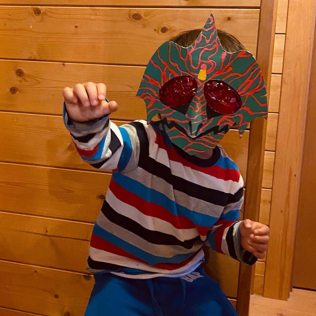 島崎直也のインスタグラム：「今日も仮面ライダー  #アマゾン #ダンボールお面 #3歳 #幼児が嫌がらないマスク #ダンボール工作」