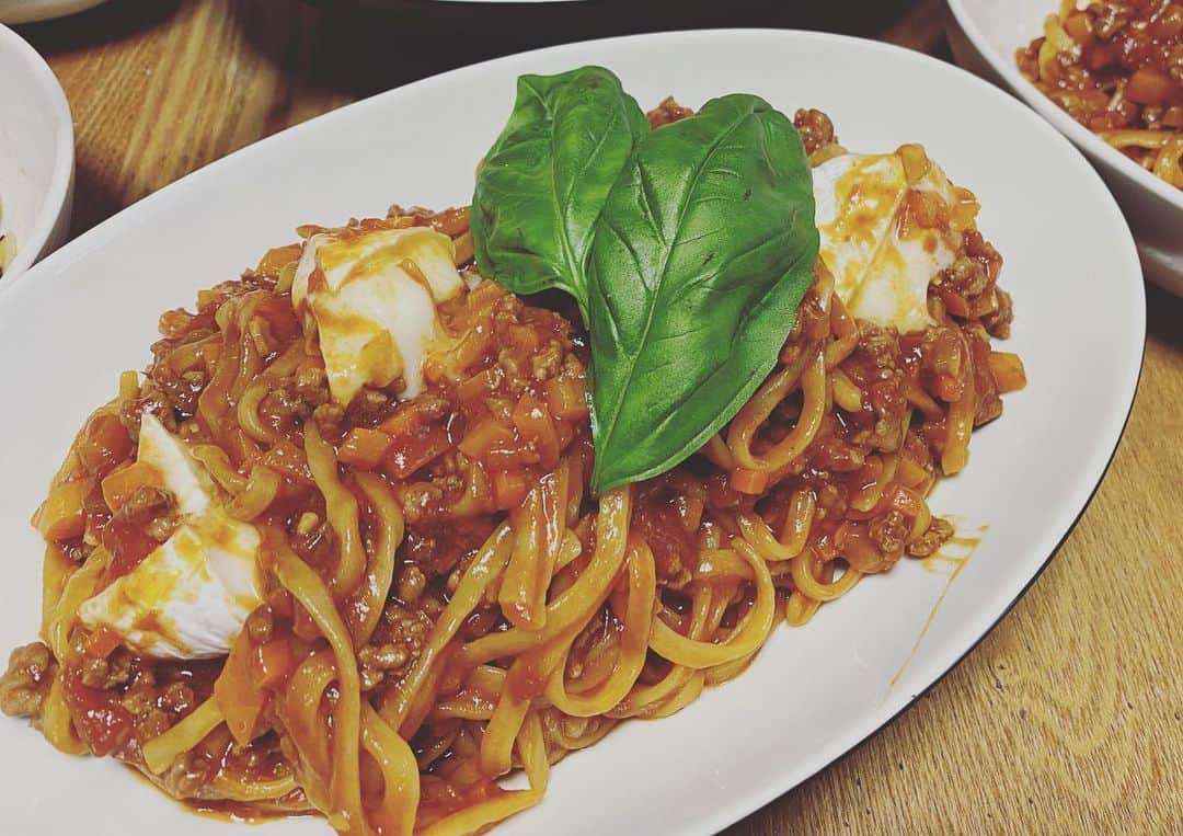 佐野優子のインスタグラム：「. 今日はパスタ🥢 🍝 ボロネーゼ風な感じ◡̈ 🧀 . #おうちごはん  #パスタ #ボロネーゼ #カマンベールチーズ  in」
