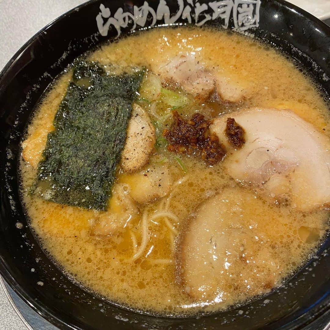 こまけいこのインスタグラム：「さぁ、今日もラーメンだよ。  デブまっしぐら。  あと1日がんばろう。  長くて短かったな。  終わるとなると寂しい。  1日3時間の運転生活。」