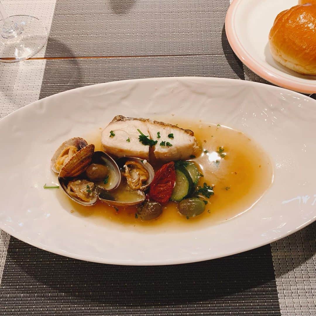 長野智子さんのインスタグラム写真 - (長野智子Instagram)「レデリ♡ 今回は旬の白身魚のアクアパッツァとミートソース。  ついパスタ欲張りすぎたり、盛り付けいまいちだたっりですが😅、おうちでリラックスしながら美味しいレデのお料理を堪能できるのは幸せです ♡  #レデリ #lesdes #アクアパッツァ #ミートソース #夕食 #stayhome」5月28日 19時12分 - naganotomoko