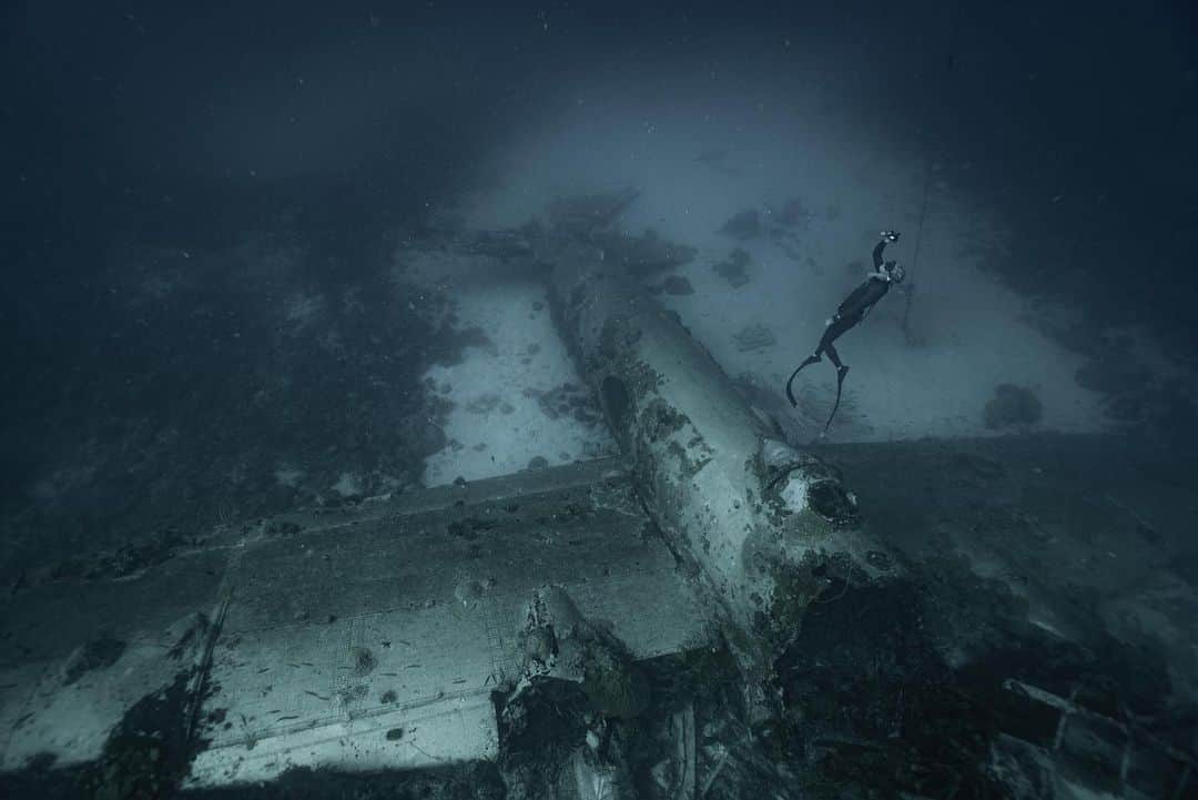 のインスタグラム：「Betty Bomber | Chuuk 2015  #chuuk #truk #jeep #micronesia  #a7s2 #sony #sel1635z #zeiss #Nauticamhousings  #freediving #freediver #freedive #apnea  #wreck #wreckdiving  #wreckdiver  #bettybomber #一式陸上攻撃機 #一式陸攻」