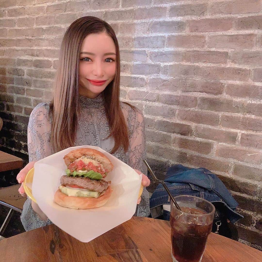 斉藤絢女のインスタグラム：「自粛中毎日おうちご飯だったから、﻿ 大好きなハンバーガー﻿ また食べに行きたい🍔🥺💗﻿ ﻿ もちろん雲丹も🧡﻿ 2枚目は飯テロですううううう🐮🌱﻿ ﻿ #ハンバーガー#🍔﻿ #解除後も手洗いうがいしっかり﻿」