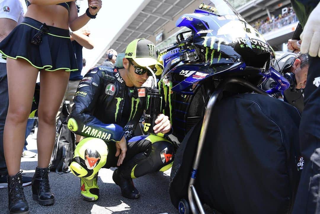 YamahaMotoGPさんのインスタグラム写真 - (YamahaMotoGPInstagram)「A #ThrowbackThursday to one of the @motogp moments that we miss the most: feeling the tension and excitement on the grid, just before the start of a race ✊🤩 . . #MonsterYamaha | #MotoGP | #StaySafe | #DoYourPart」5月28日 19時07分 - yamahamotogp