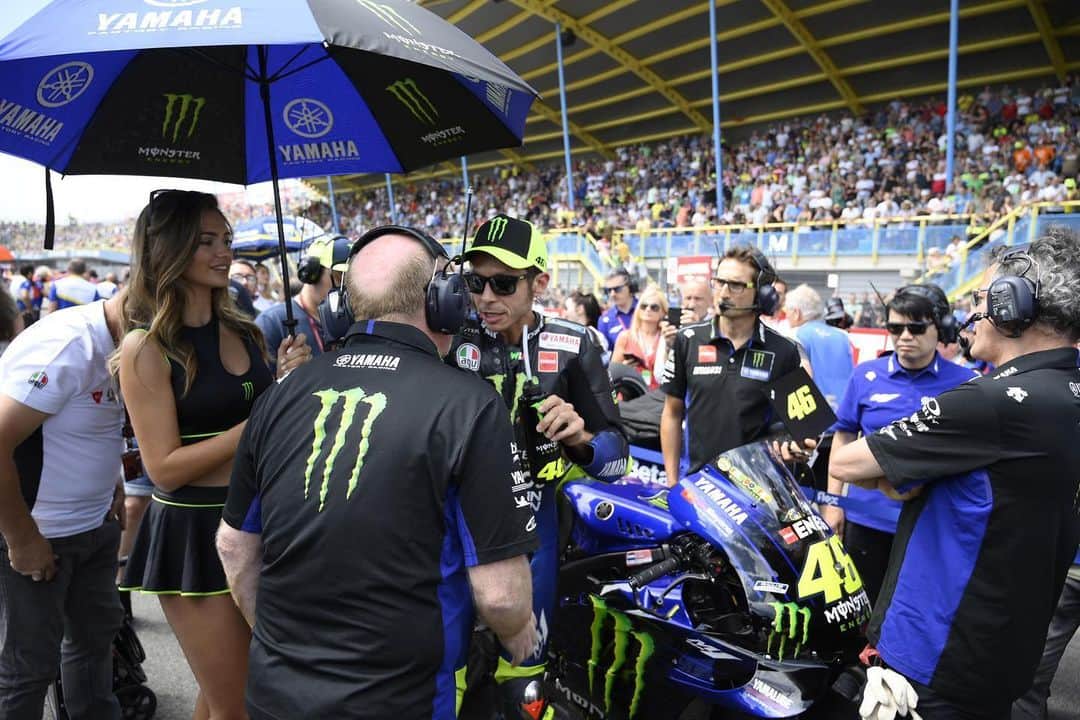 YamahaMotoGPさんのインスタグラム写真 - (YamahaMotoGPInstagram)「A #ThrowbackThursday to one of the @motogp moments that we miss the most: feeling the tension and excitement on the grid, just before the start of a race ✊🤩 . . #MonsterYamaha | #MotoGP | #StaySafe | #DoYourPart」5月28日 19時07分 - yamahamotogp